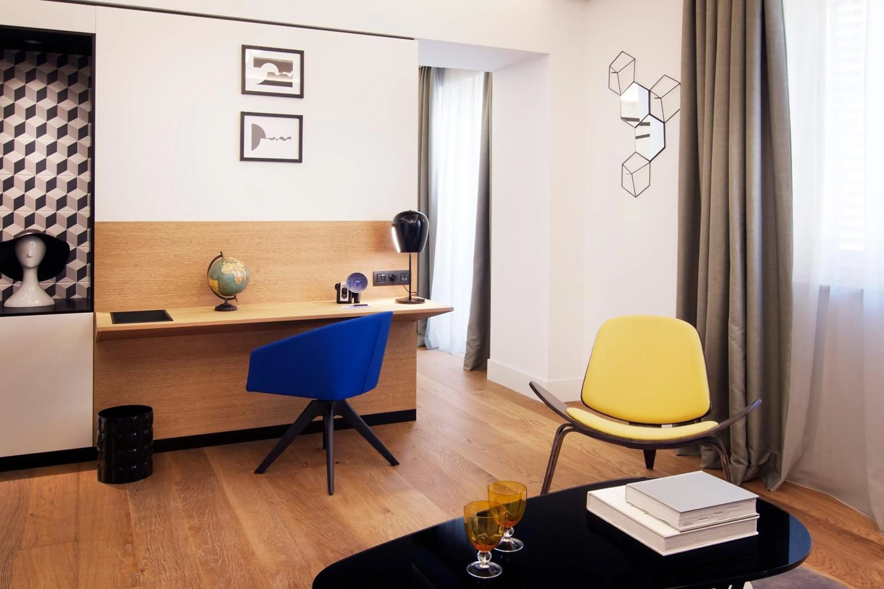 Decorative detail in One Shot Reina Victoria