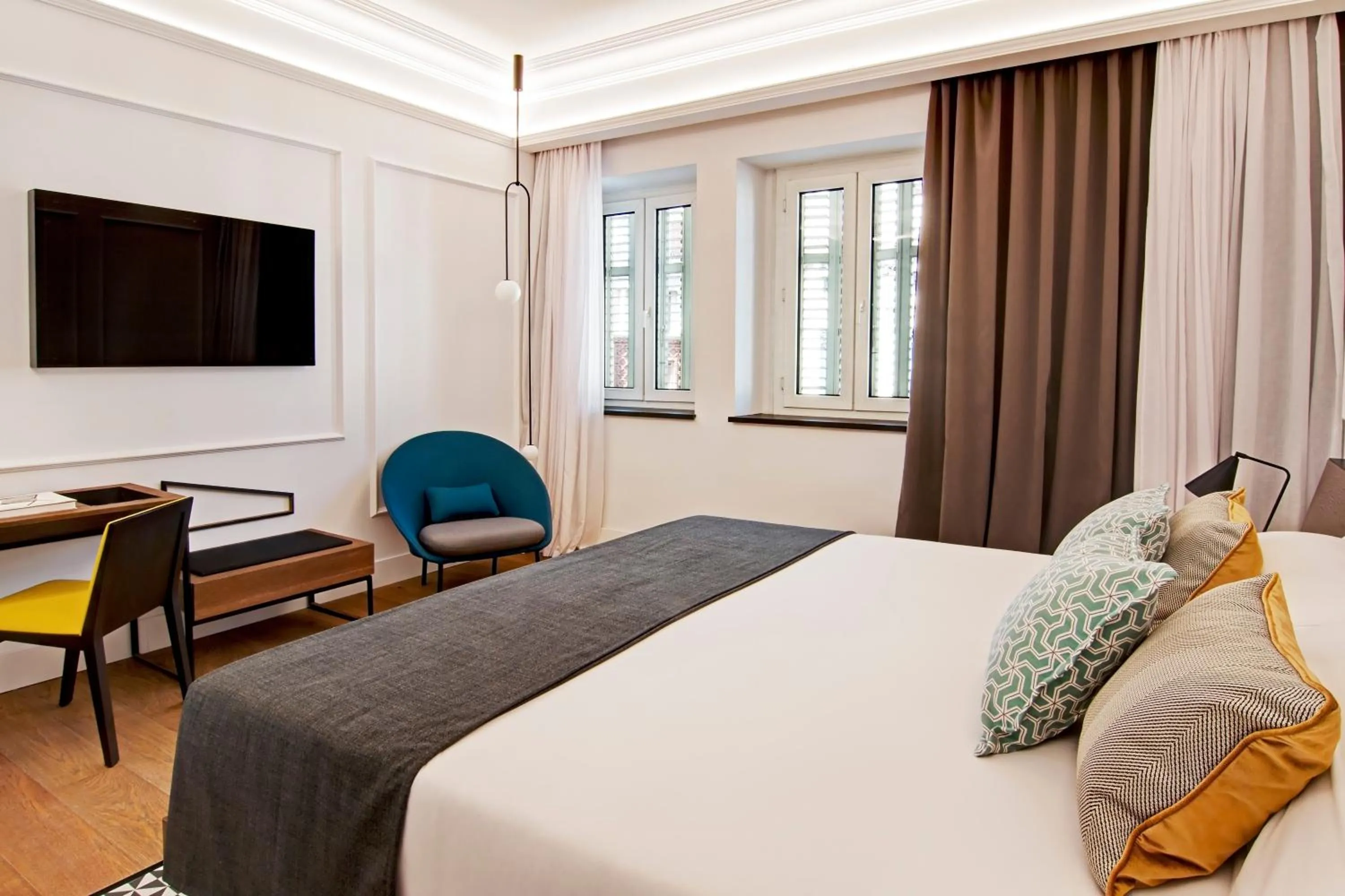 Photo of the whole room, Bed in One Shot Reina Victoria