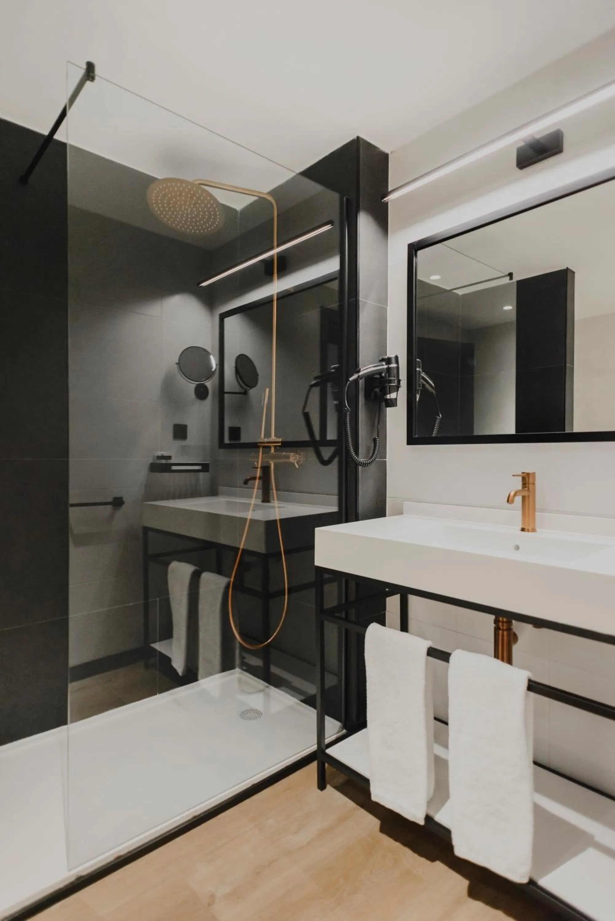 Bathroom, Bed in Hotel Dimar