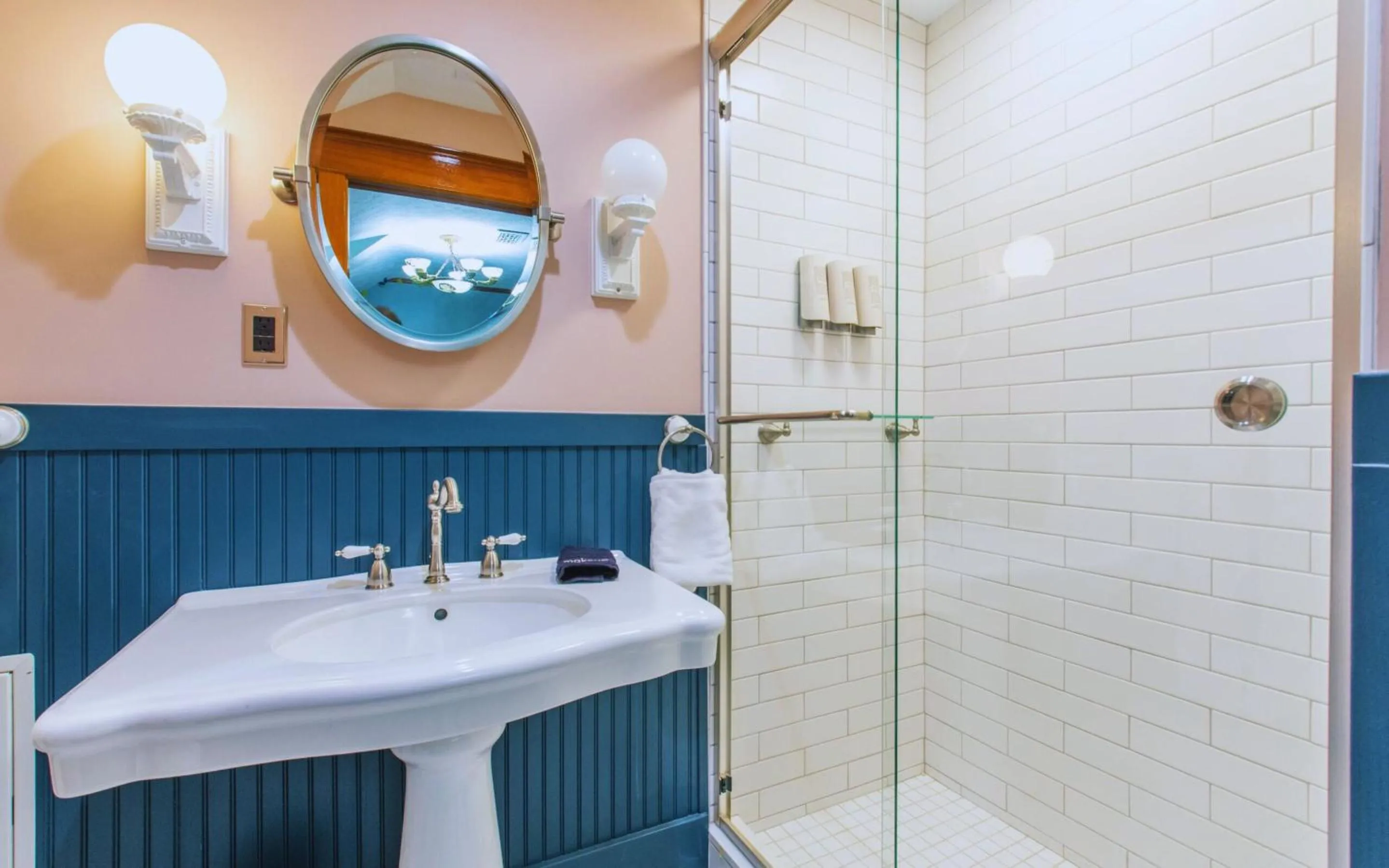 Shower in Martha's Bed and Breakfast