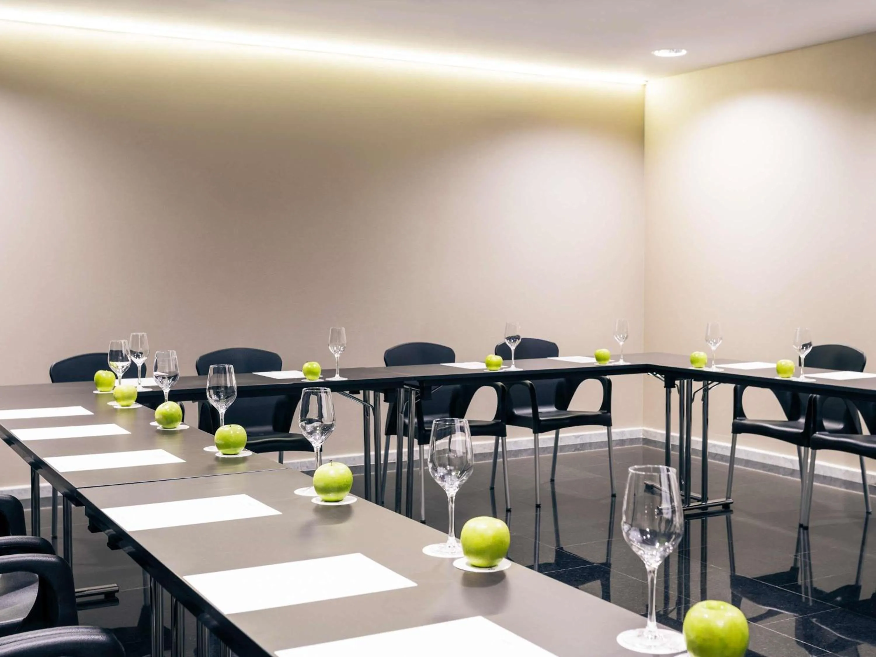Meeting/conference room in Hotel Mercure Jardines de Albia