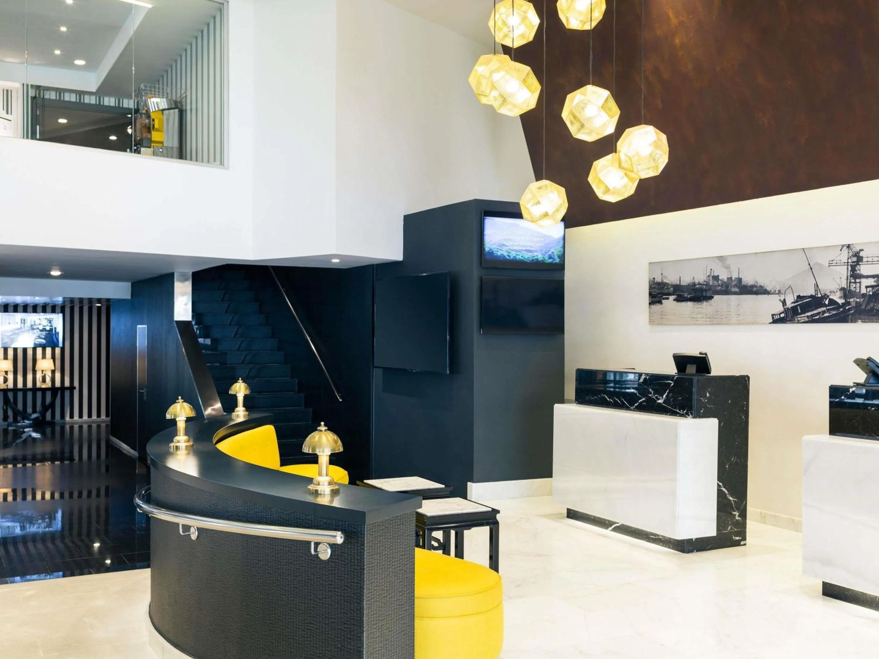 Property building in Hotel Mercure Jardines de Albia