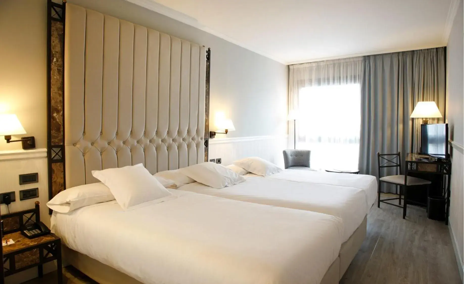 Twin Room with Extra Bed in Hotel Gran Via Twin Room with Extra Bed in Hotel Gran Via