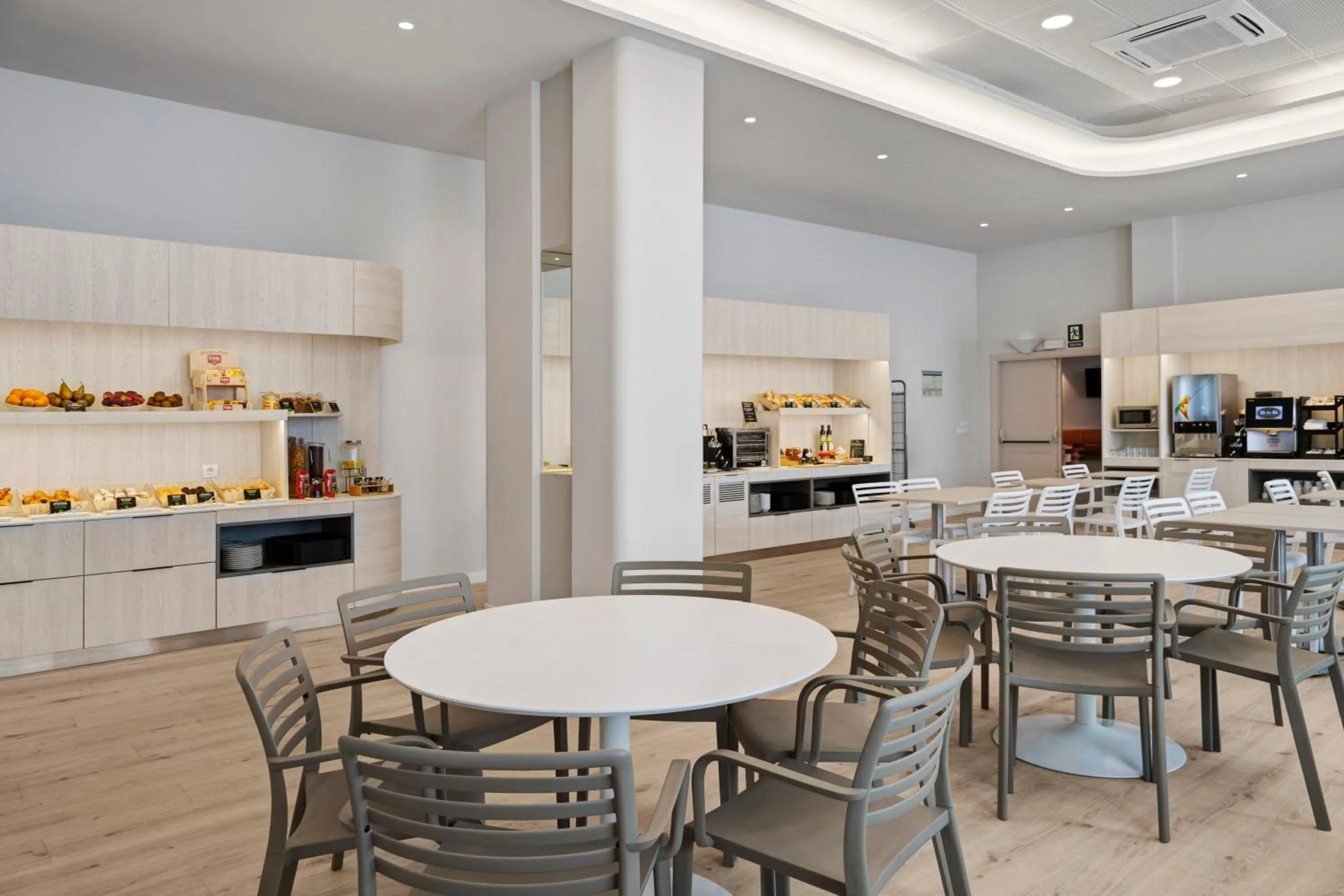 Dining area in B&B HOTEL Logroño Las Cañas