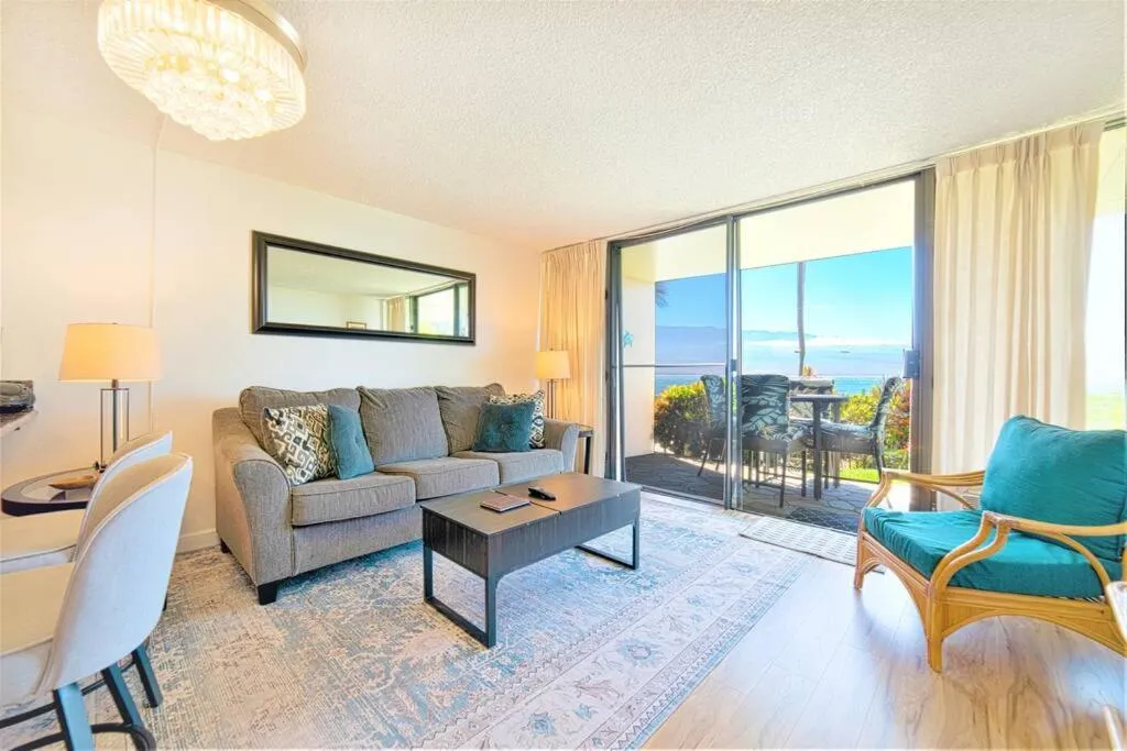 Stunning Maui Direct Ocean front on the beach, Walk to beach from Condo, Watch Turtles, Whales, AC in all rooms ocean view Pool and Spa