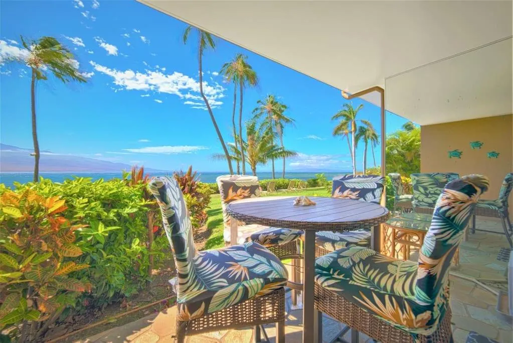 Stunning Maui Direct Ocean front on the beach, Walk to beach from Condo, Watch Turtles, Whales, AC in all rooms ocean view Pool and Spa