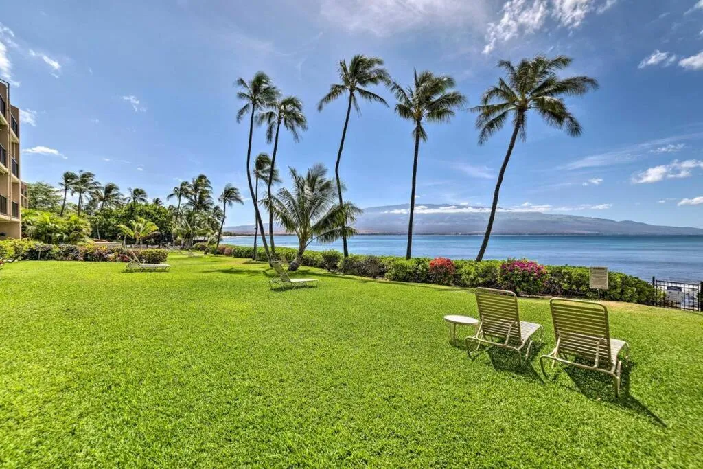 Stunning Maui Direct Ocean front on the beach, Walk to beach from Condo, Watch Turtles, Whales, AC in all rooms ocean view Pool and Spa