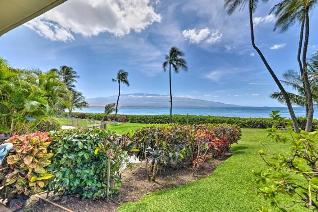 Stunning Maui Direct Ocean front on the beach, Walk to beach from Condo, Watch Turtles, Whales, AC in all rooms ocean view Pool and Spa