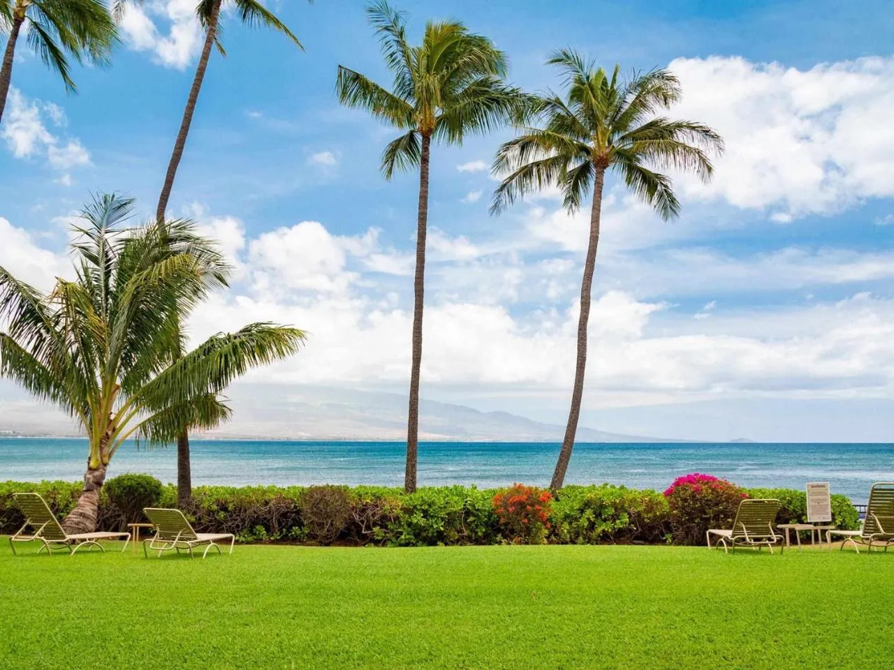 Stunning Maui Direct Ocean front on the beach, Walk to beach from Condo, Watch Turtles, Whales, AC in all rooms ocean view Pool and Spa