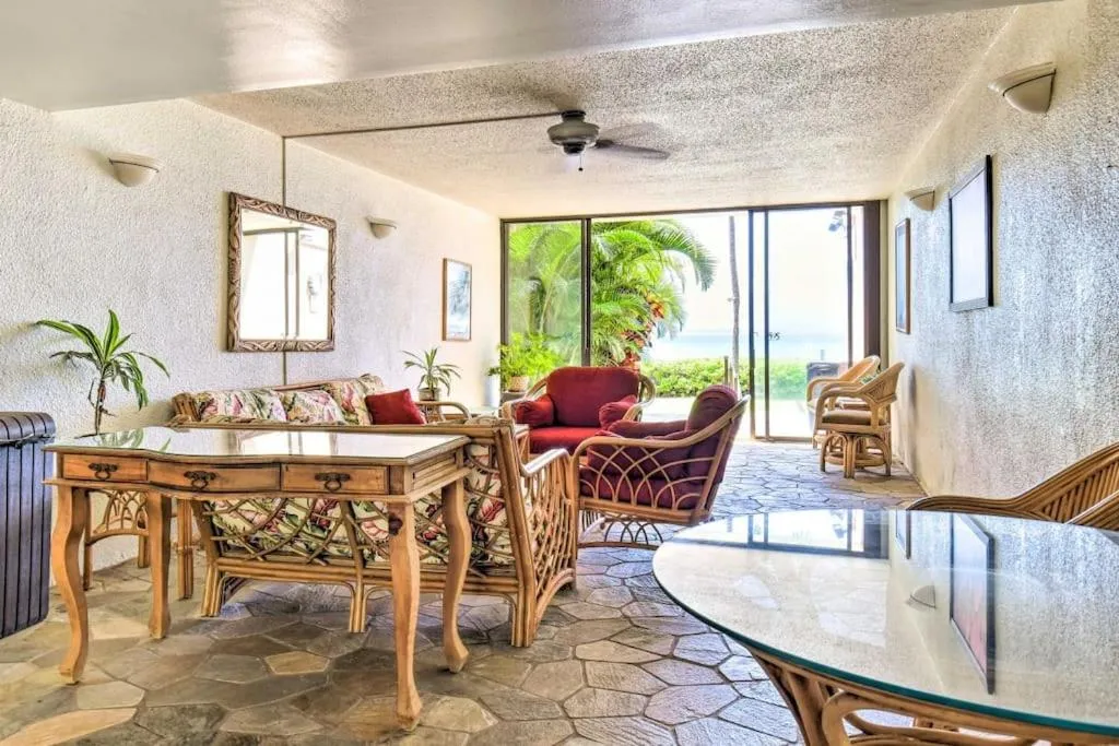 Stunning Maui Direct Ocean front on the beach, Walk to beach from Condo, Watch Turtles, Whales, AC in all rooms ocean view Pool and Spa