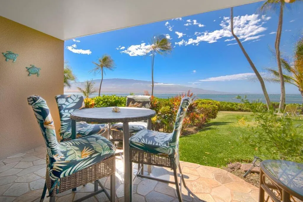 Stunning Maui Direct Ocean front on the beach, Walk to beach from Condo, Watch Turtles, Whales, AC in all rooms ocean view Pool and Spa