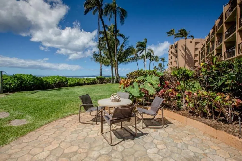 Stunning Maui Direct Ocean front on the beach, Walk to beach from Condo, Watch Turtles, Whales, AC in all rooms ocean view Pool and Spa
