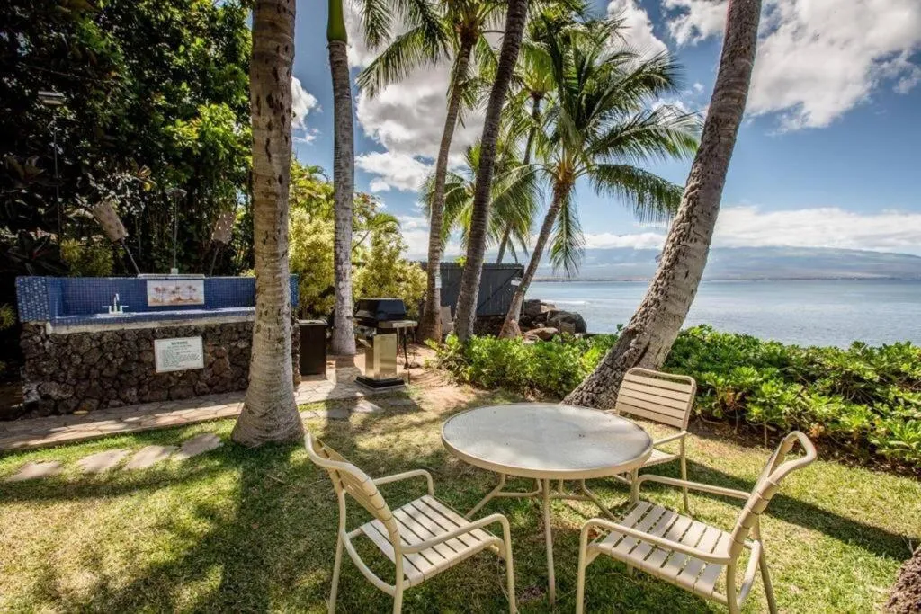 Stunning Maui Direct Ocean front on the beach, Walk to beach from Condo, Watch Turtles, Whales, AC in all rooms ocean view Pool and Spa