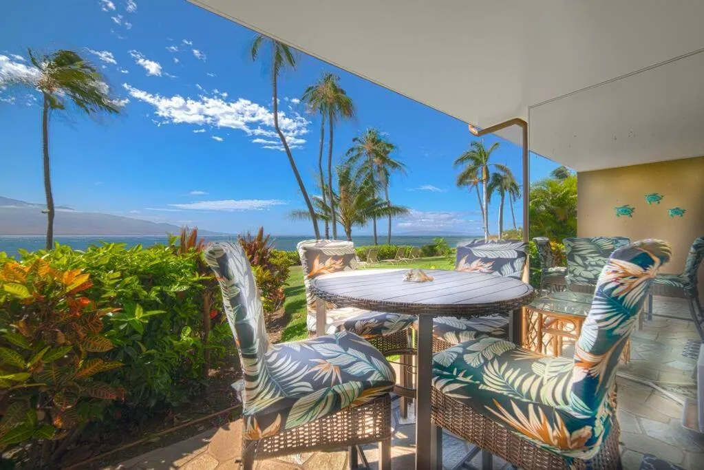 Stunning Maui Direct Ocean front on the beach, Walk to beach from Condo, Watch Turtles, Whales, AC in all rooms ocean view Pool and Spa