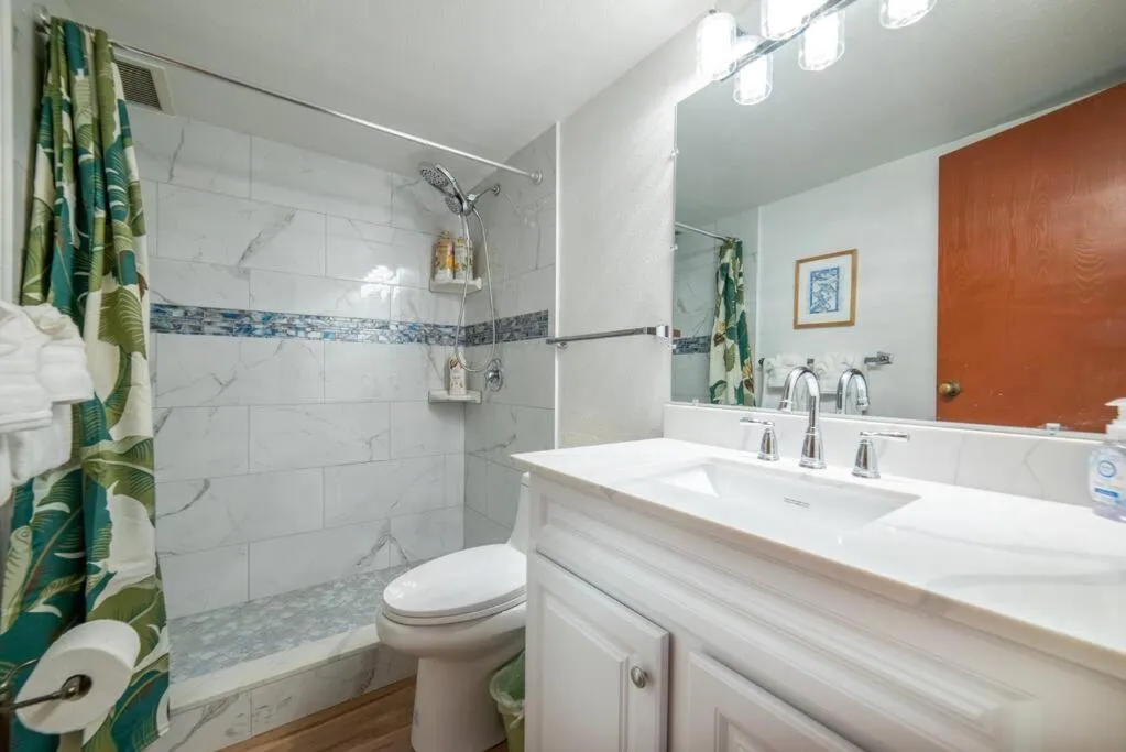 Stunning Maui Direct Ocean front on the beach, Walk to beach from Condo, Watch Turtles, Whales, AC in all rooms ocean view Pool and Spa