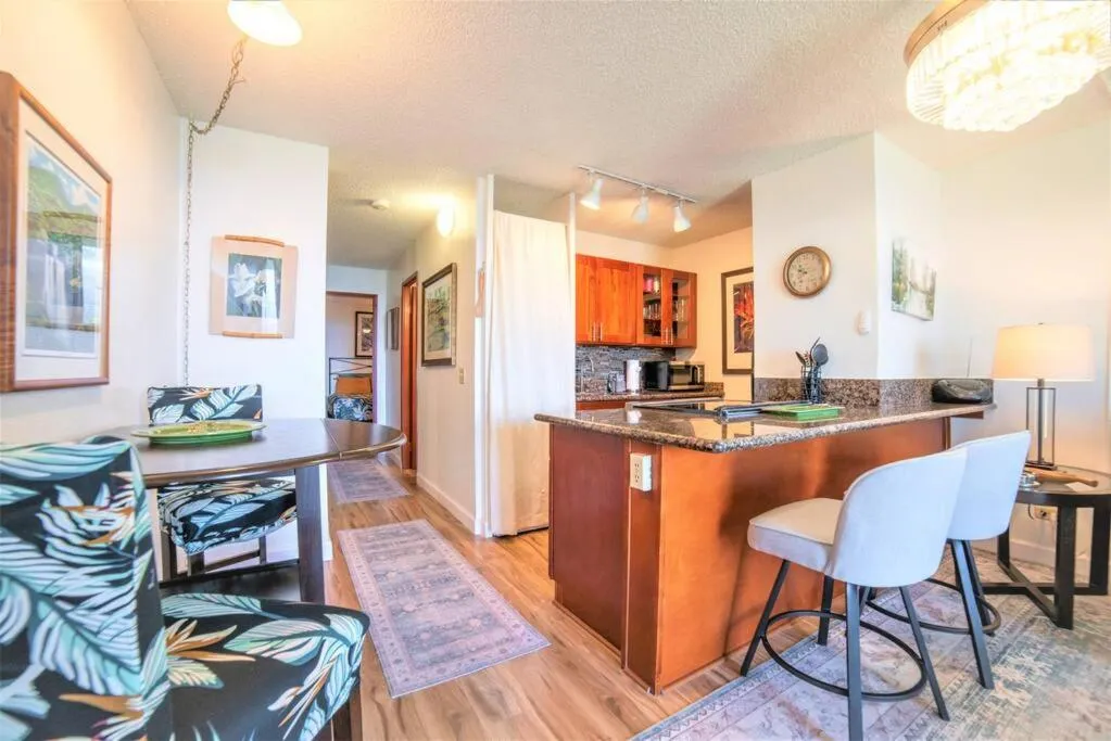 Stunning Maui Direct Ocean front on the beach, Walk to beach from Condo, Watch Turtles, Whales, AC in all rooms ocean view Pool and Spa