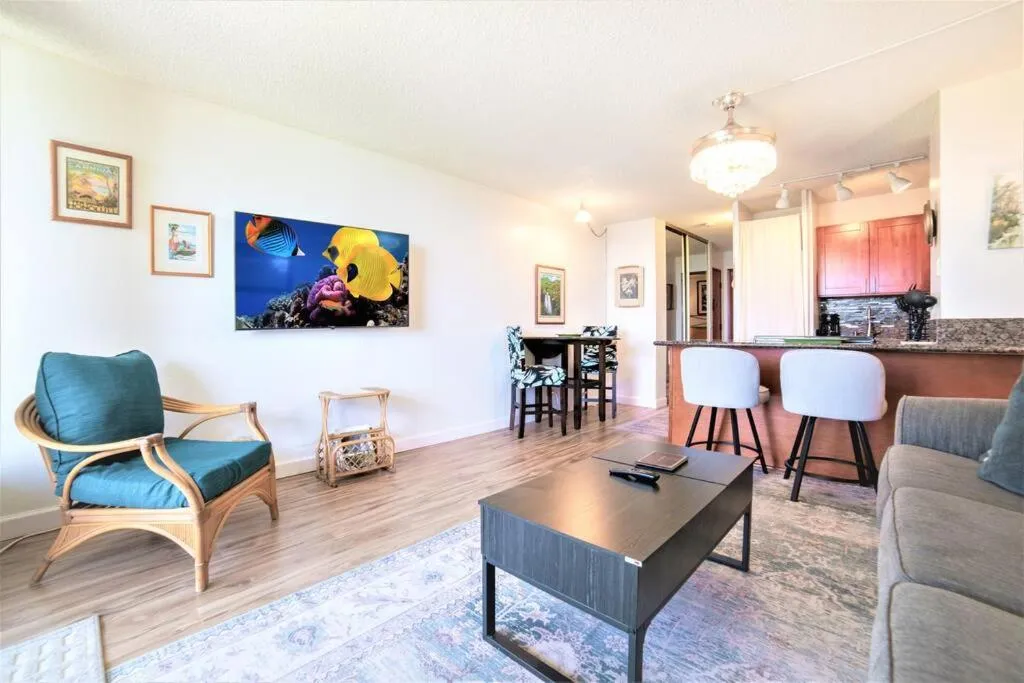 Stunning Maui Direct Ocean front on the beach, Walk to beach from Condo, Watch Turtles, Whales, AC in all rooms ocean view Pool and Spa