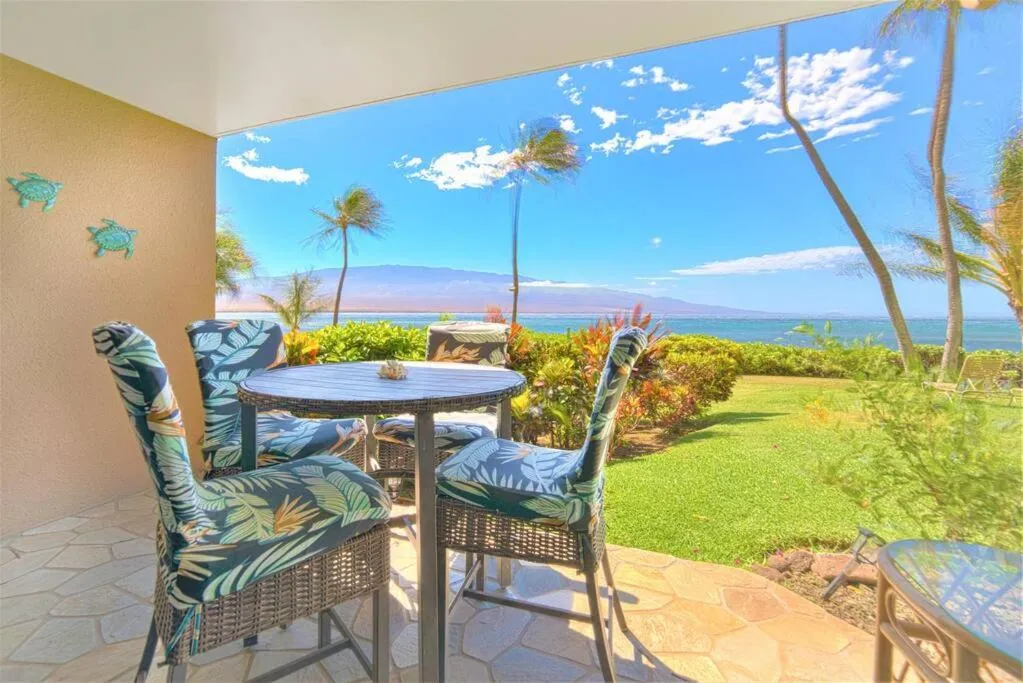 Stunning Maui Direct Ocean front on the beach, Walk to beach from Condo, Watch Turtles, Whales, AC in all rooms ocean view Pool and Spa