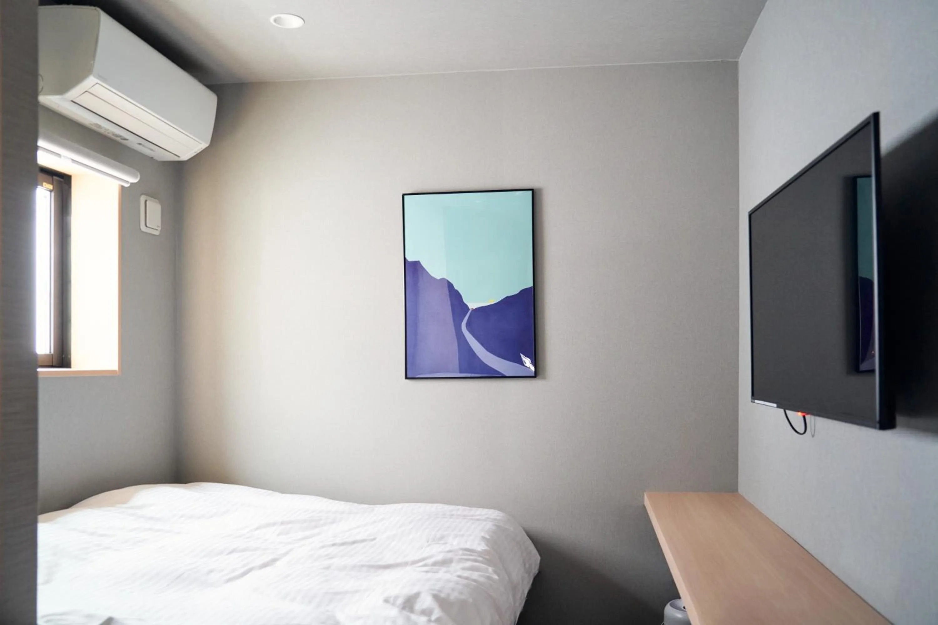 Photo of the whole room, Bed in Boxi Hakata 1