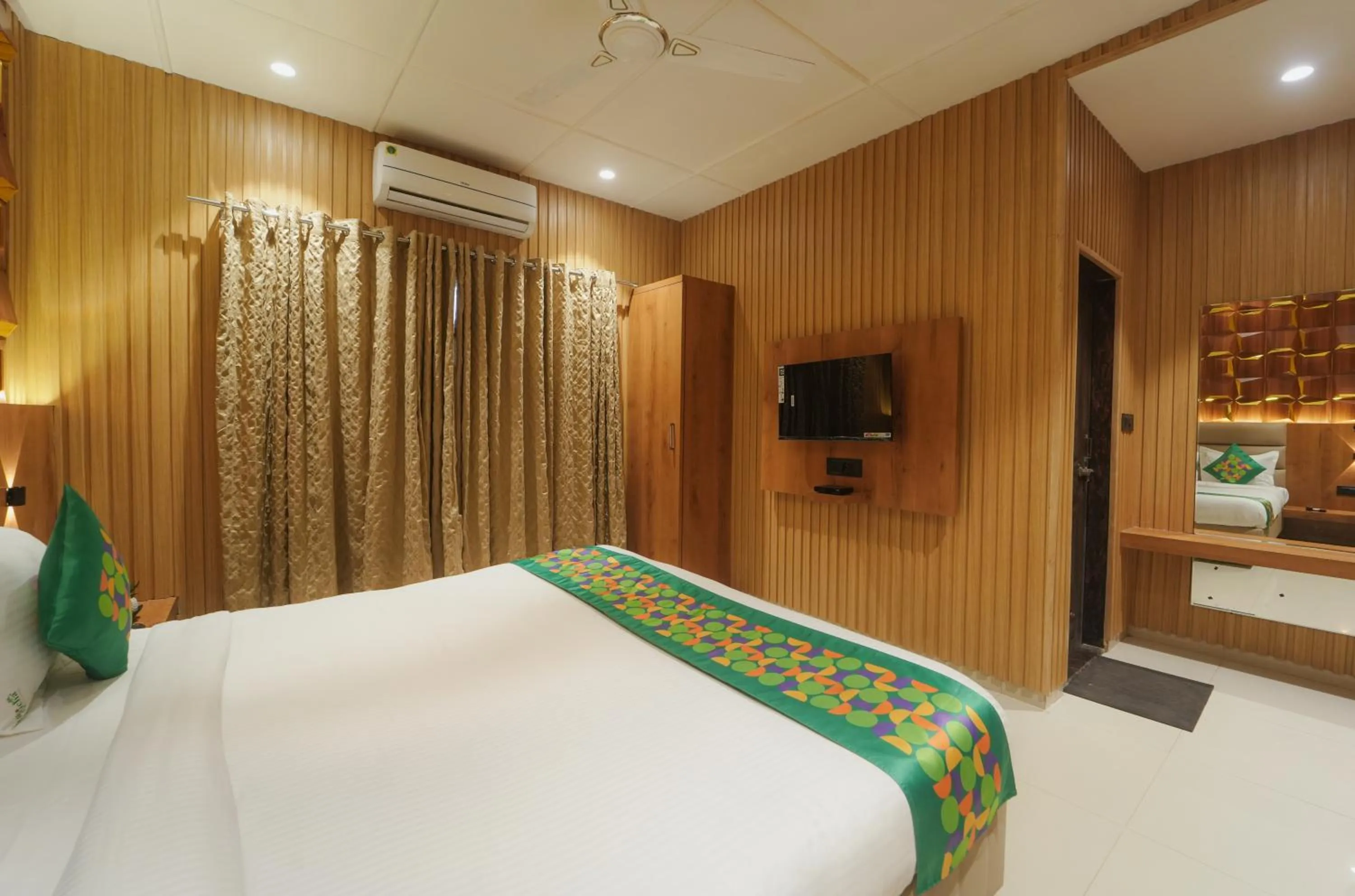 Bedroom, Bed in Treebo Iceberg