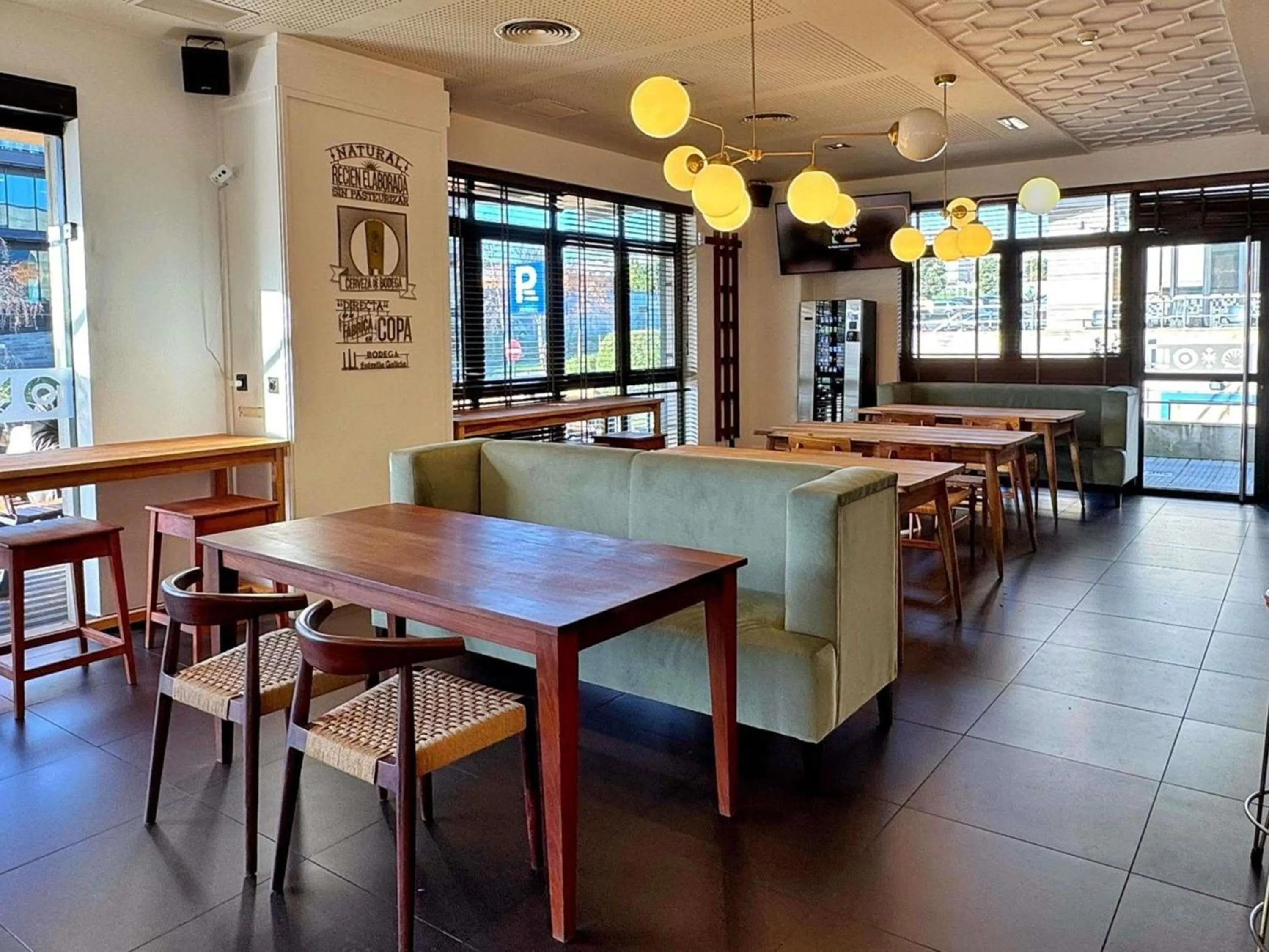 Restaurant/places to eat in Ibis Styles A Coruna