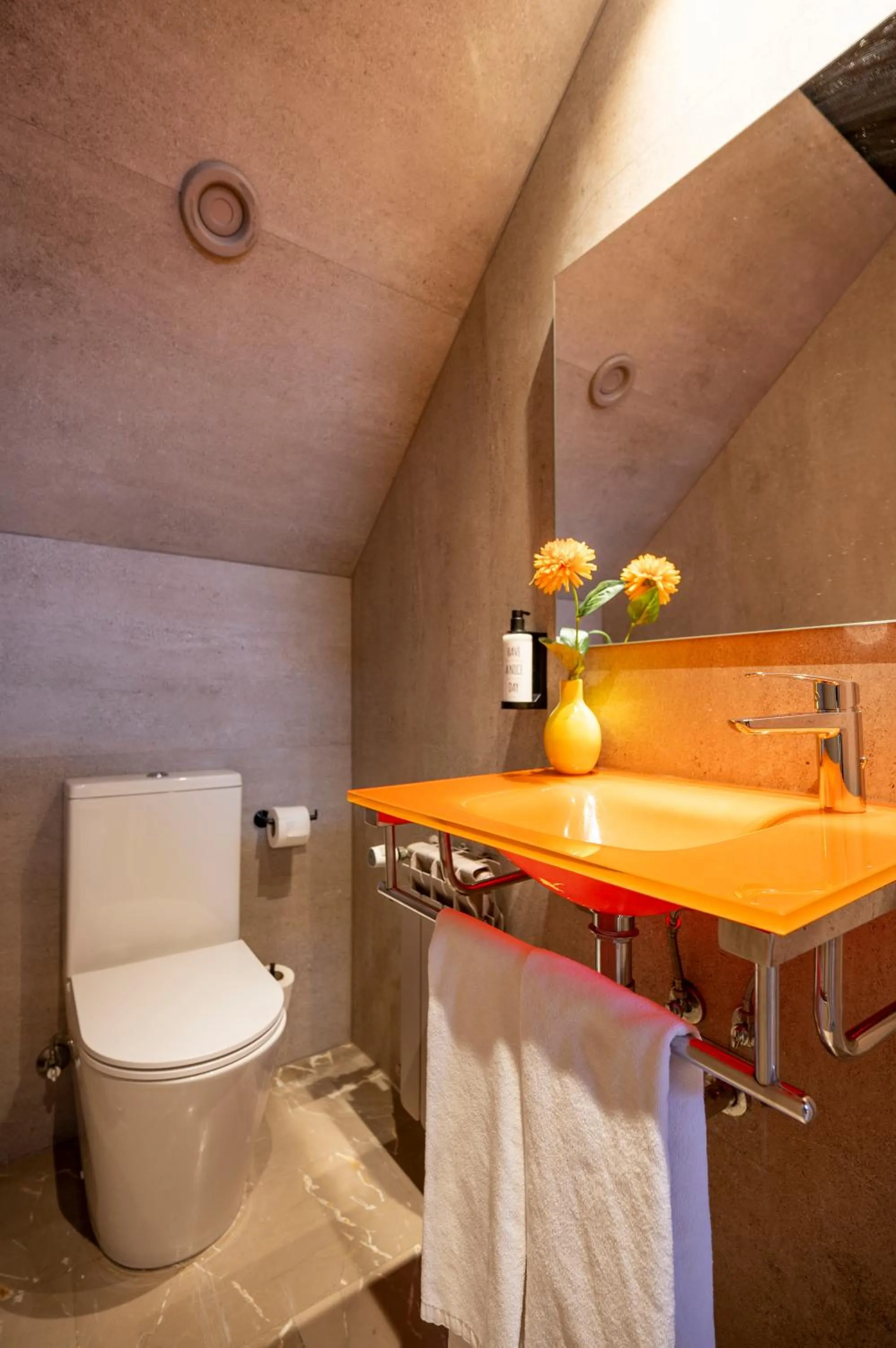 Toilet in Apartamentos G3 Galeon