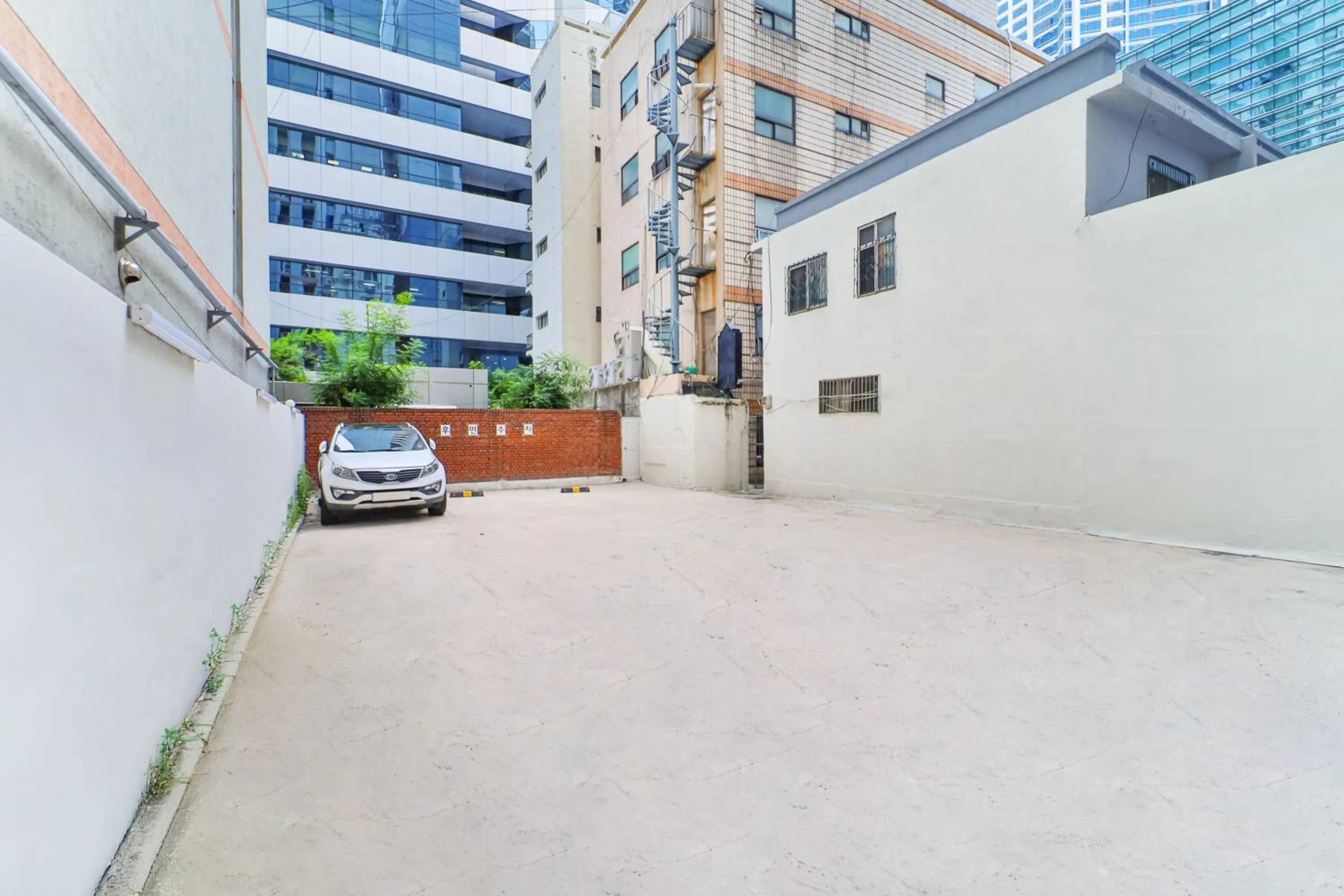 Parking in Sloth Hotel Busan Seomyeon