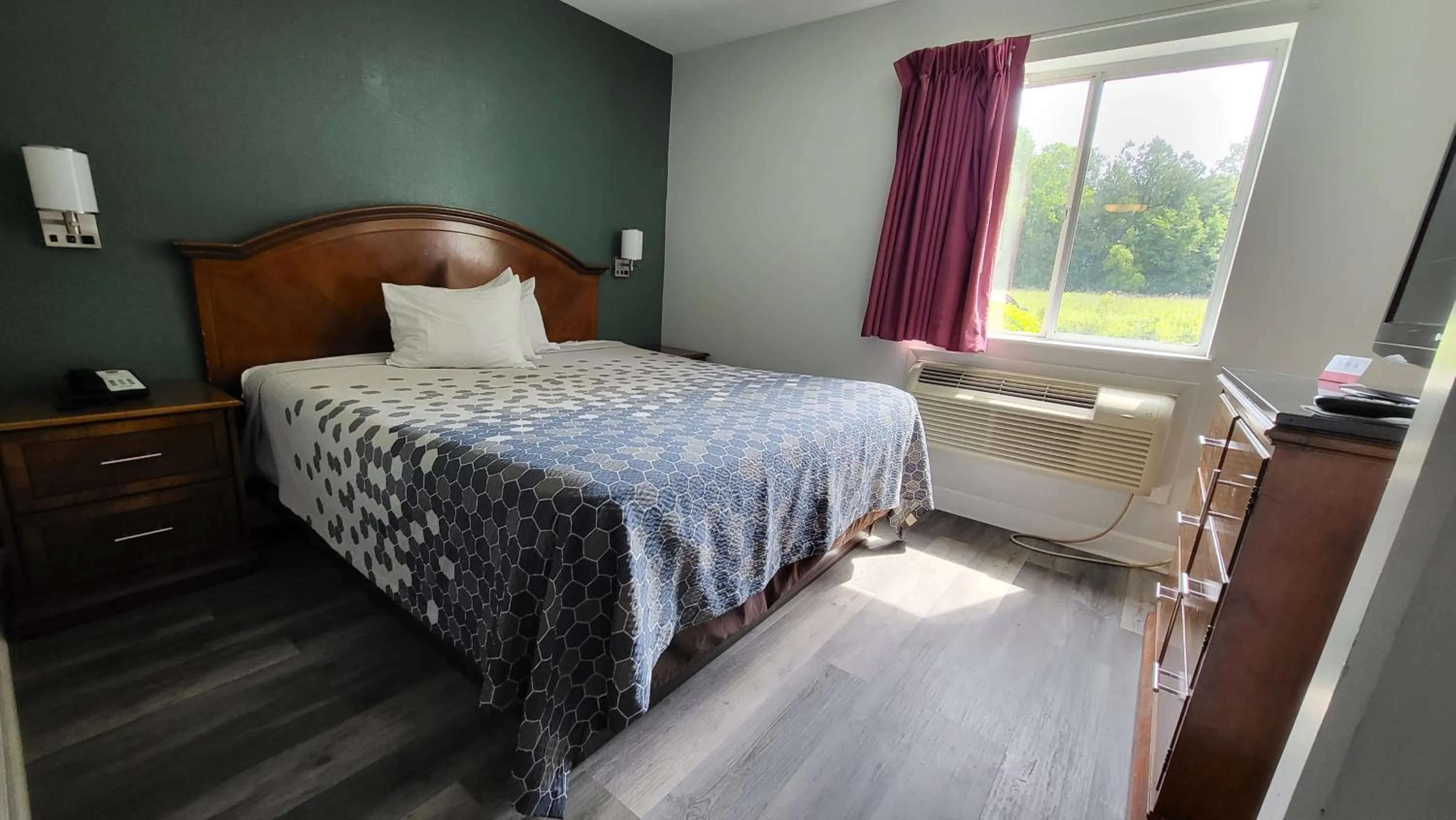 Bed in Stonewood Inn & Suites of Carrollton - Smithfield