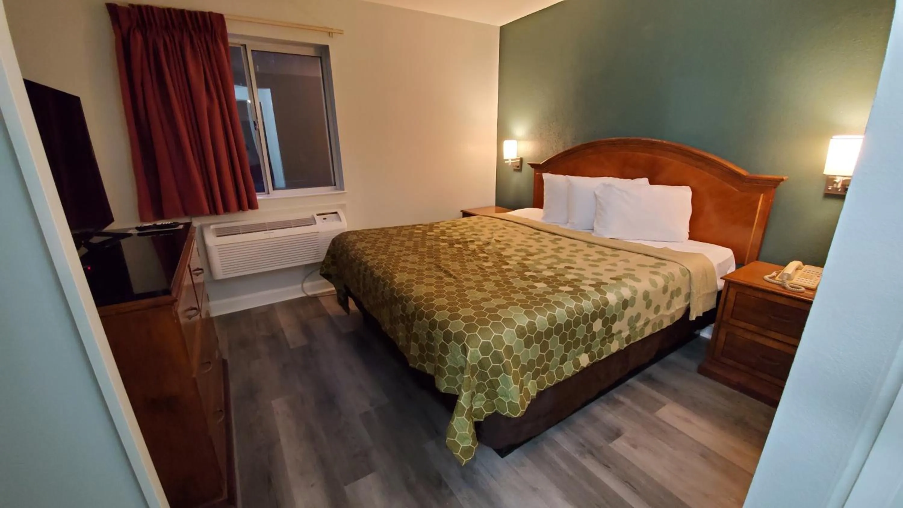 Bed in Stonewood Inn & Suites of Carrollton - Smithfield