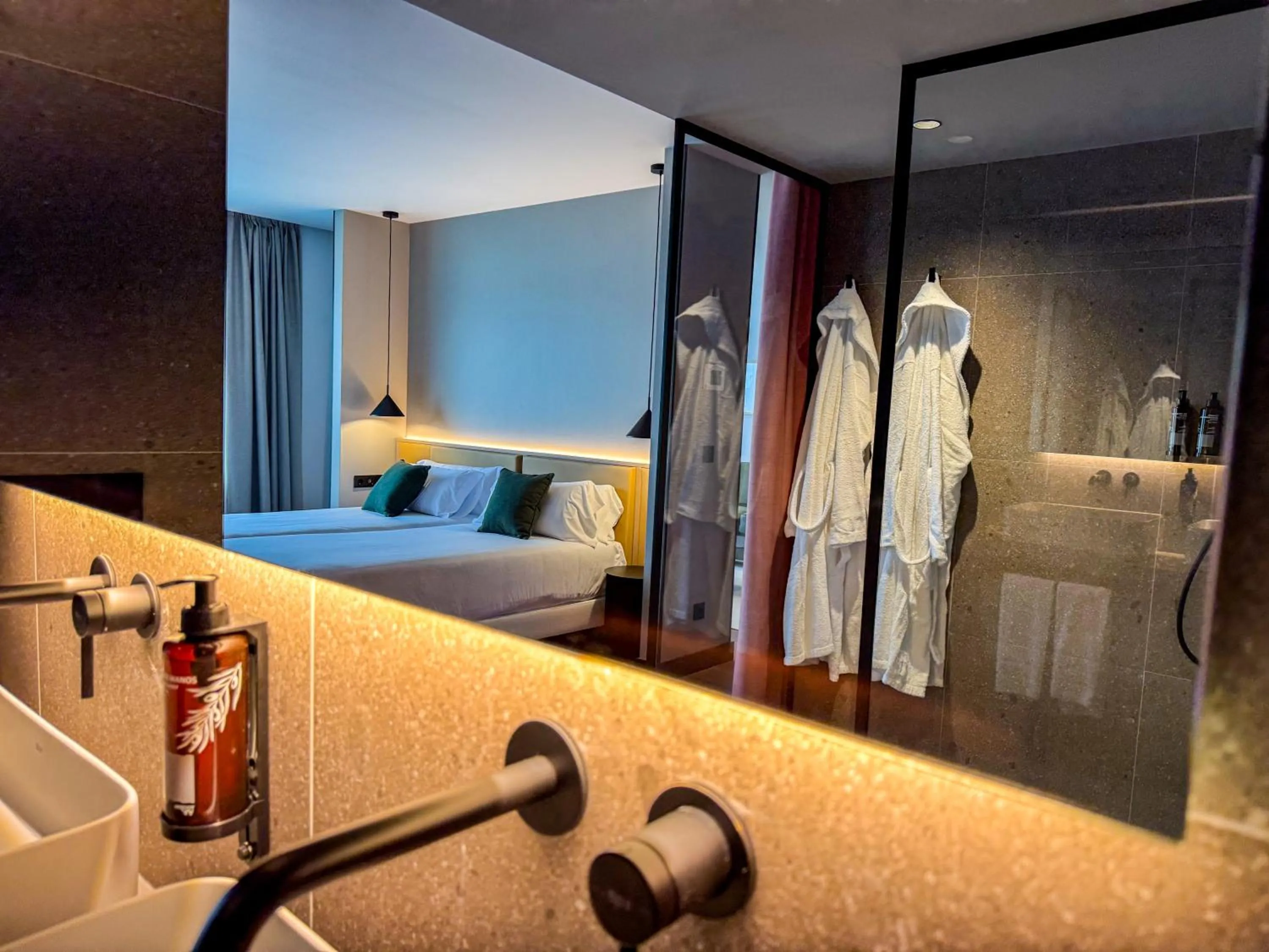 Bathroom, Bed in Hotel Bahía de Vigo