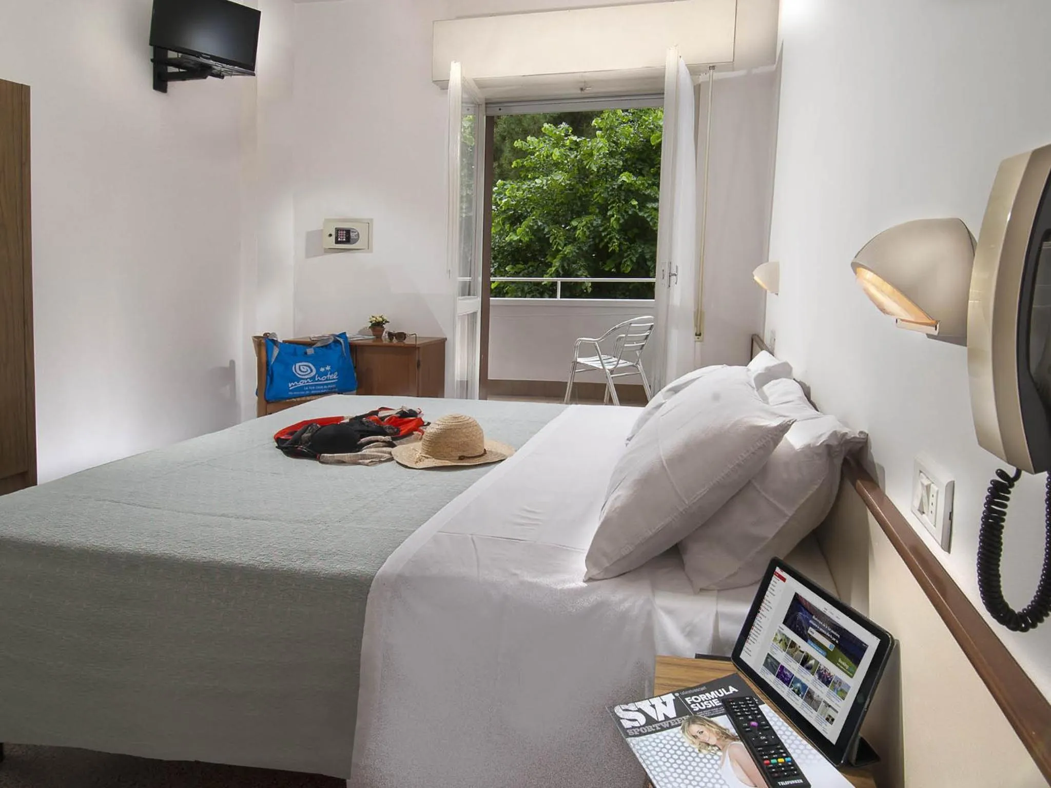 Photo of the whole room, Bed in Mon Hotel