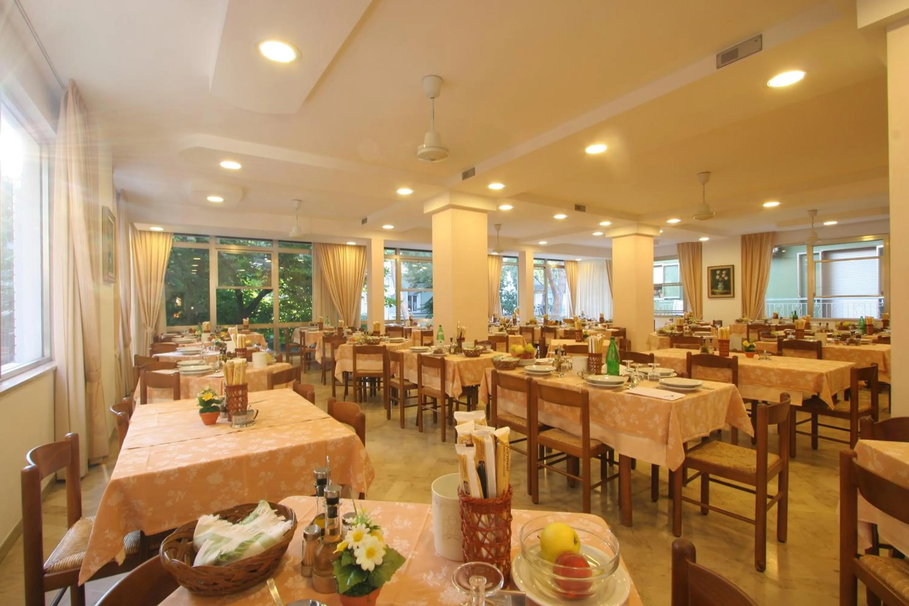 Restaurant/places to eat in Mon Hotel