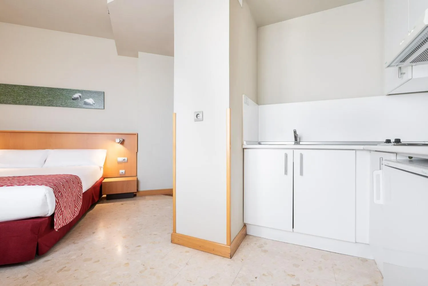 Kitchen or kitchenette, Bed in Aparthotel Exe Campus San Mamés