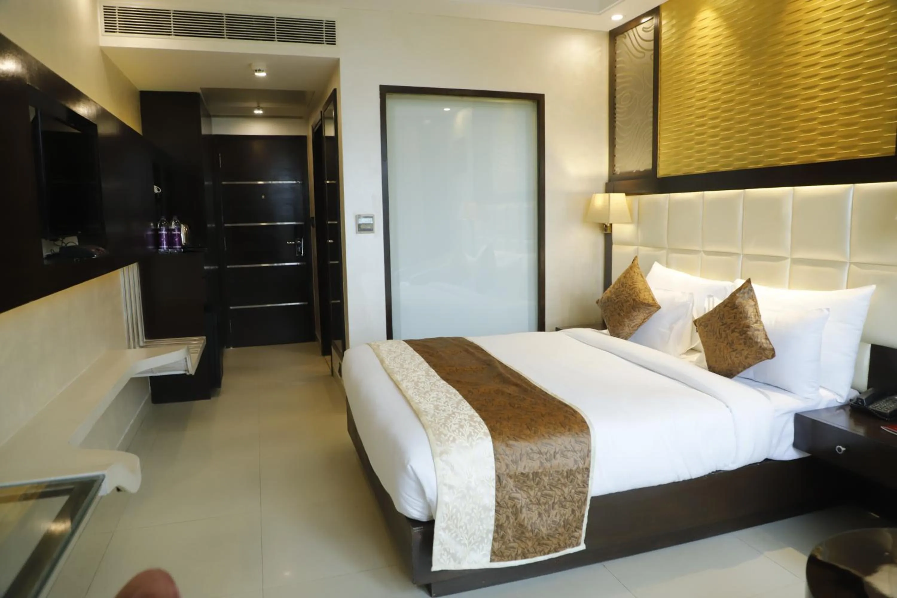 Bed in Udman Hotel at 18km from IGI Airport, By Ferns N Petals, Chattarpur, Delhi