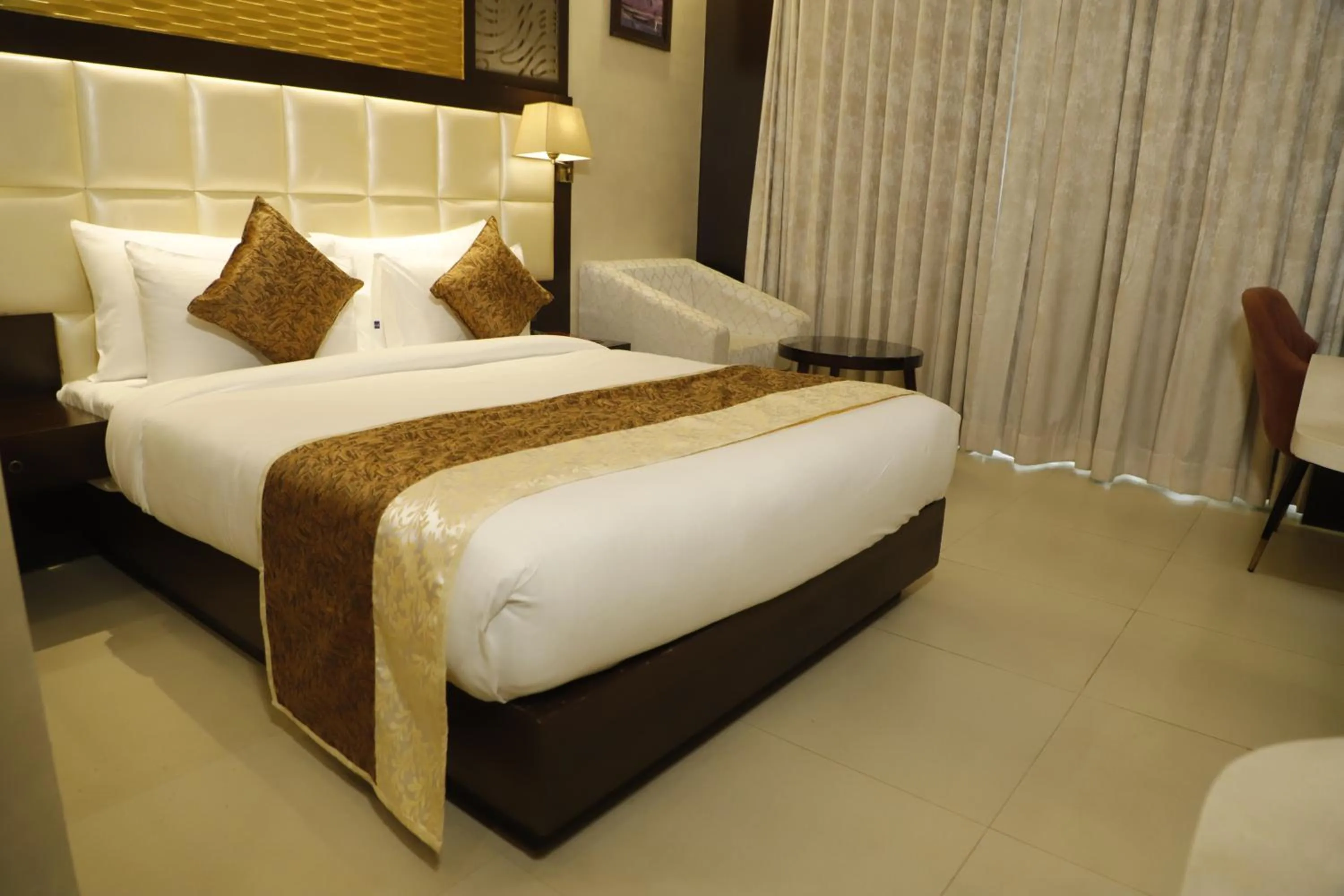 Bedroom, Bed in Udman Hotel at 18km from IGI Airport, By Ferns N Petals, Chattarpur, Delhi