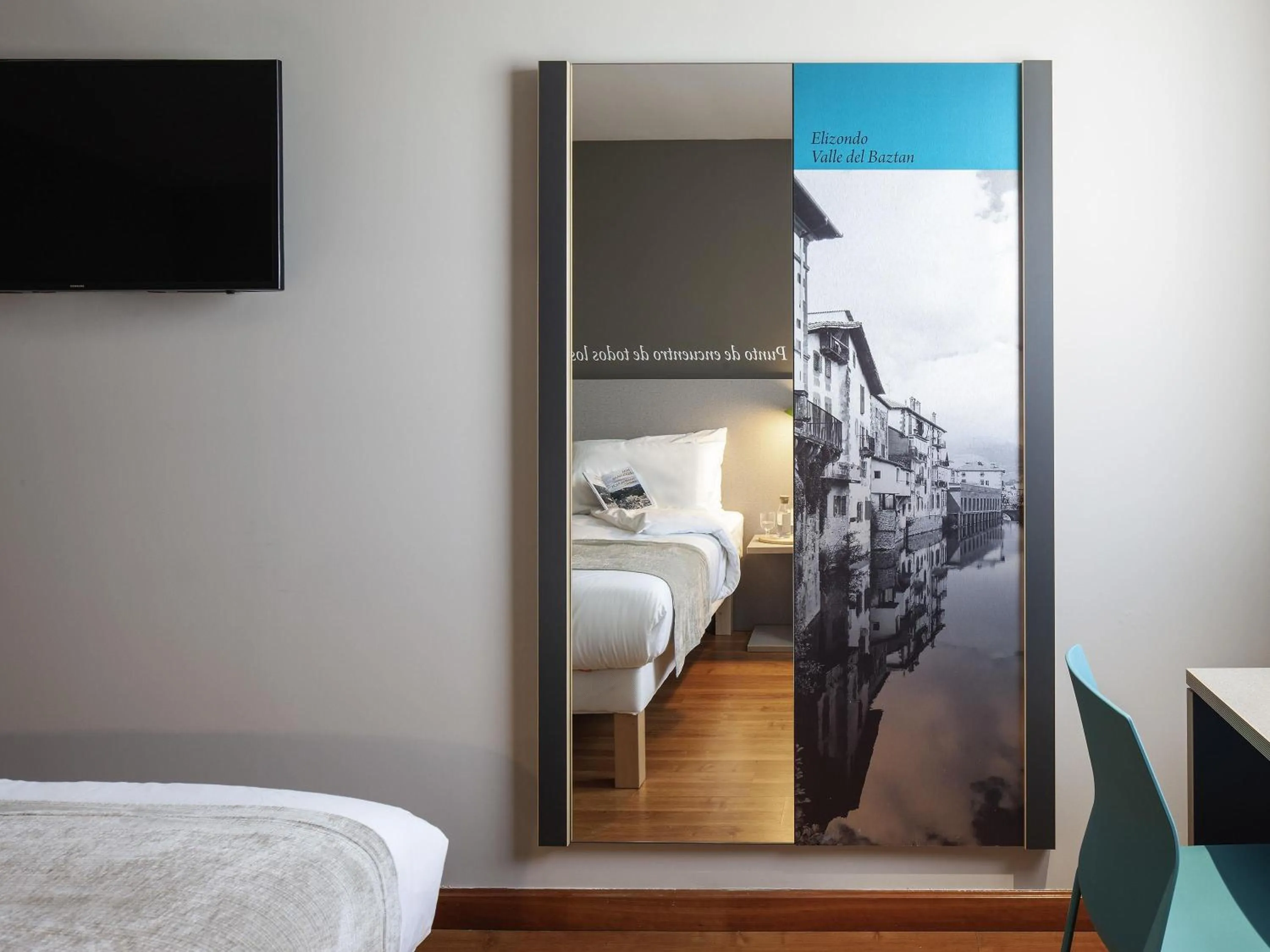 Bedroom, Bed in ibis Styles Pamplona Noain