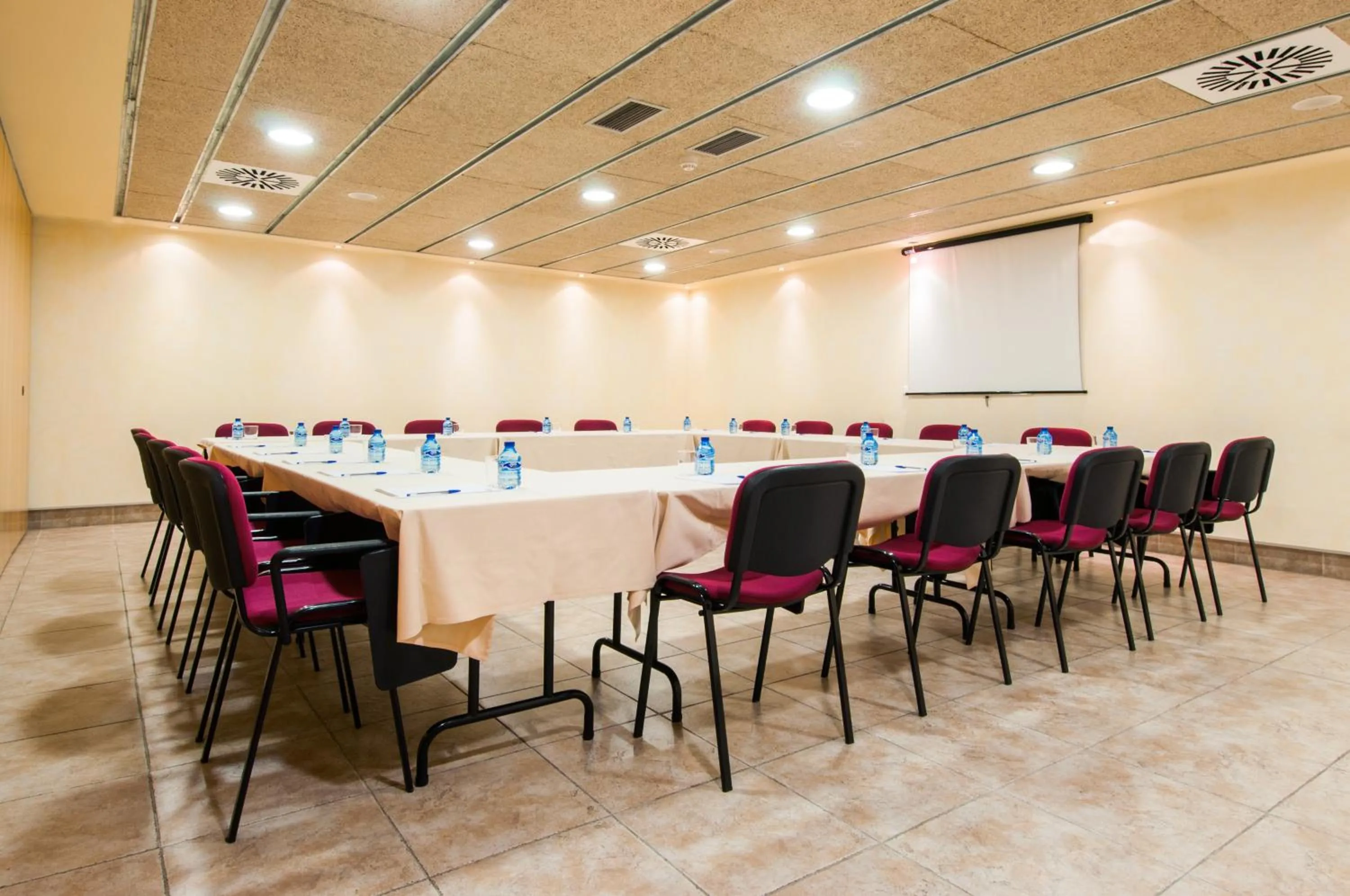 Meeting/conference room in ibis Styles Pamplona Noain