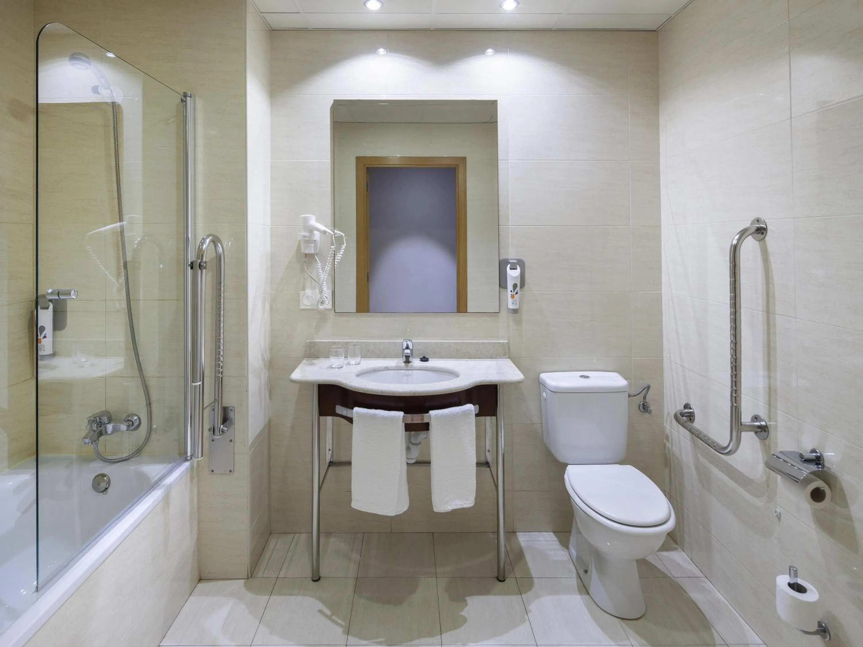 Bedroom in ibis Styles Pamplona Noain