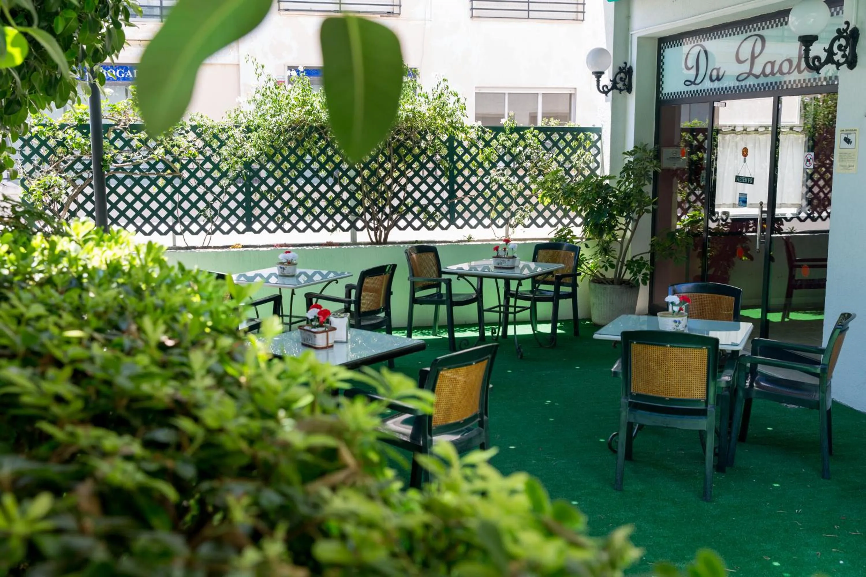 Restaurant/places to eat in Ona Marbella Inn