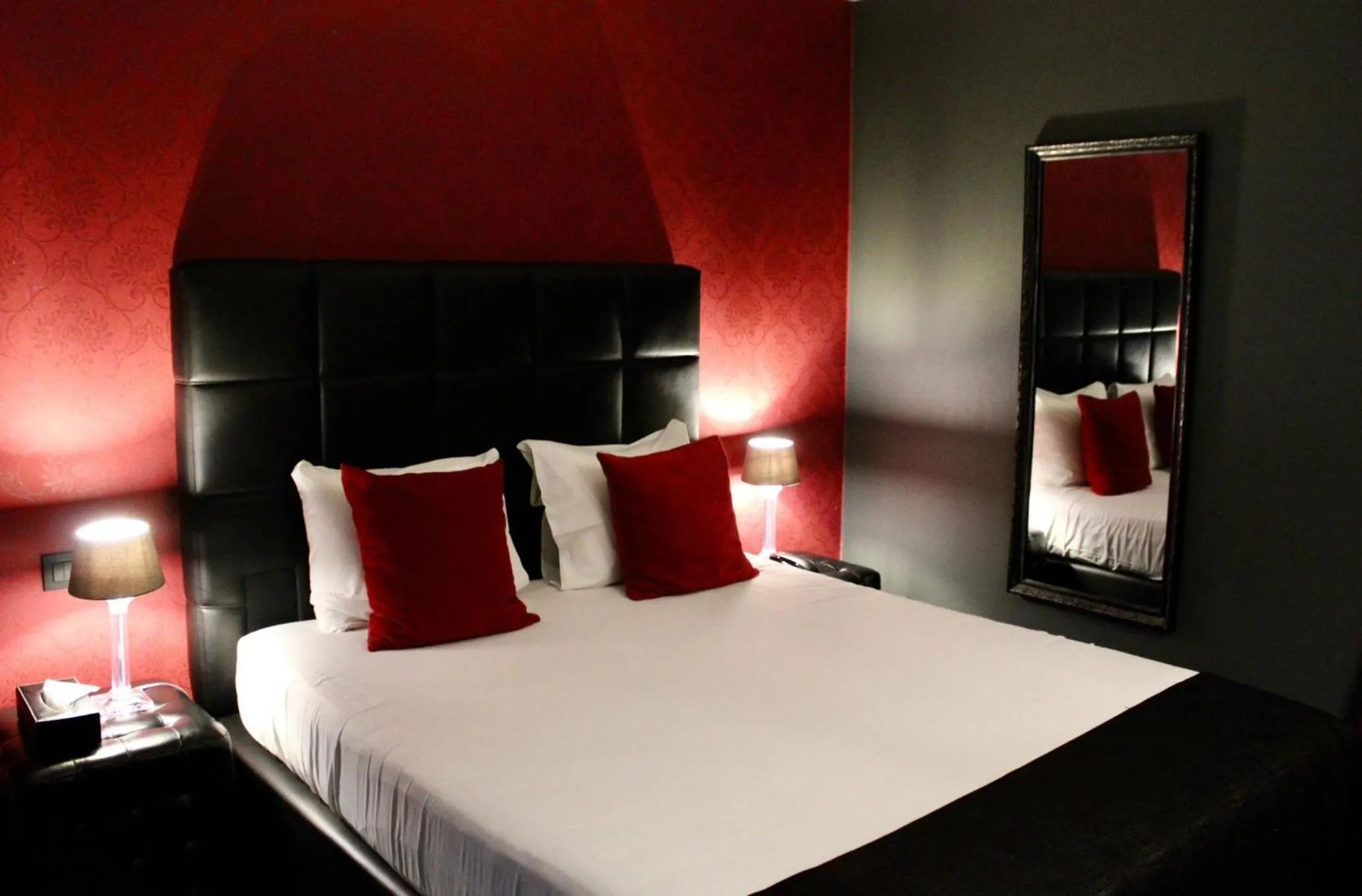 Bed in V E R O N E - Rooms & Suites - Liège - Rocourt