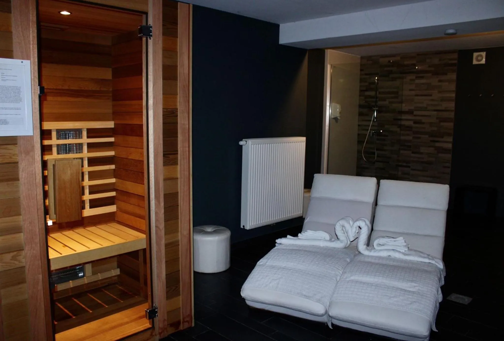 Bed in V E R O N E - Rooms & Suites - Liège - Rocourt