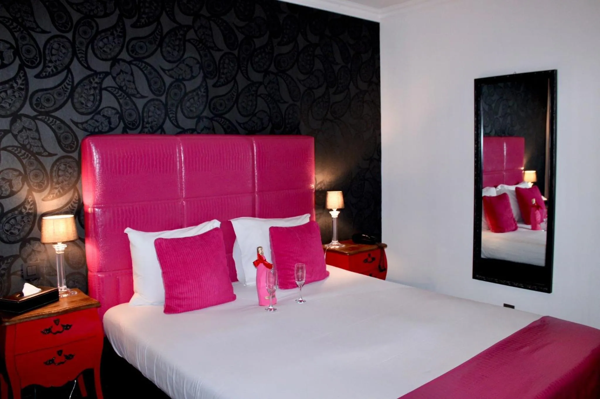 Bed in V E R O N E - Rooms & Suites - Liège - Rocourt