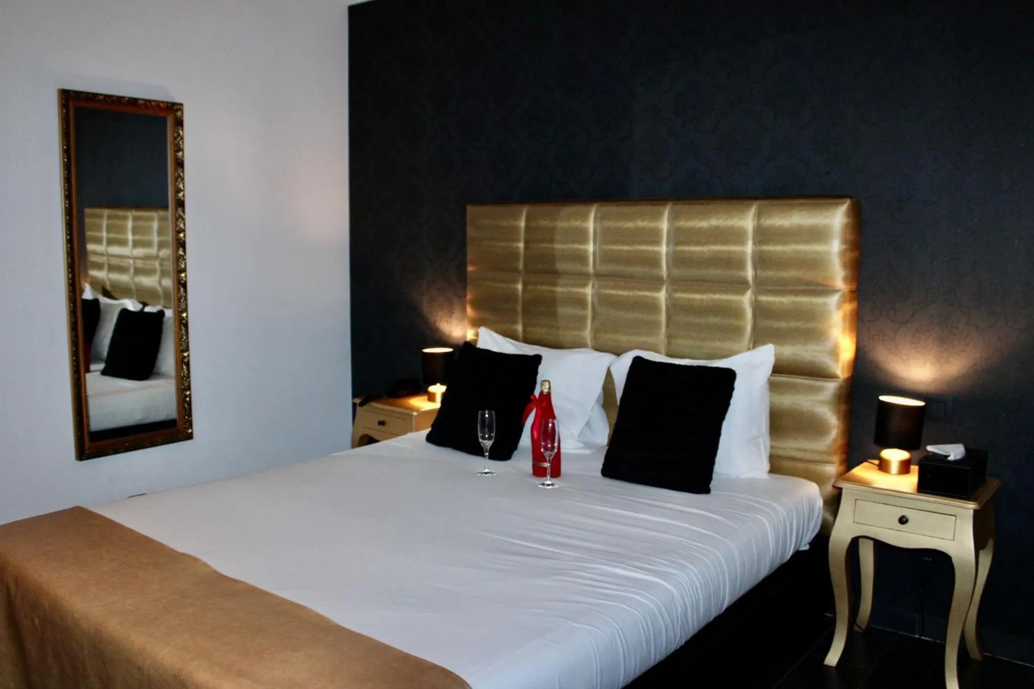 Bed in V E R O N E - Rooms & Suites - Liège - Rocourt