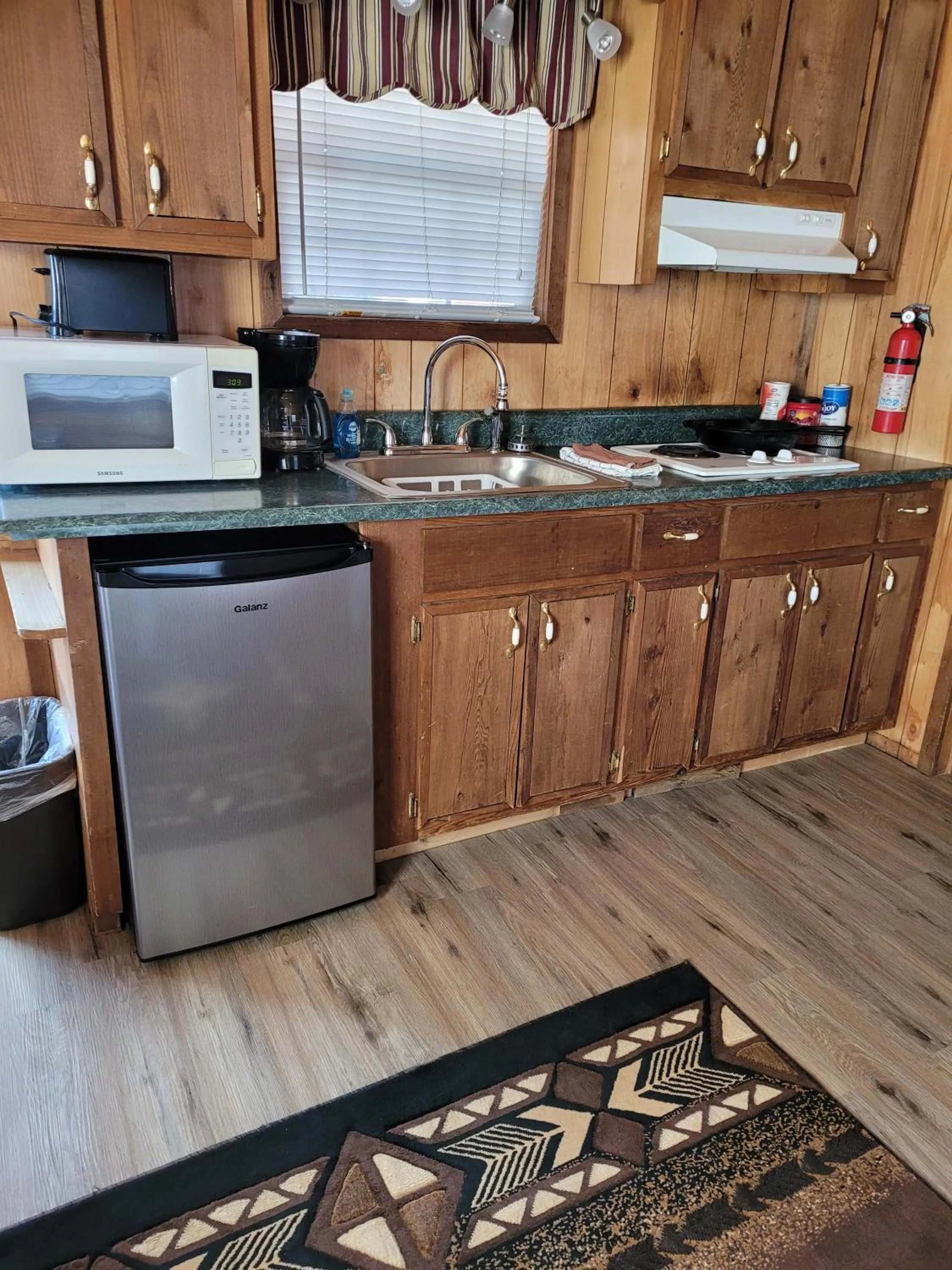 Kitchen or kitchenette in Chama River Bend Lodge