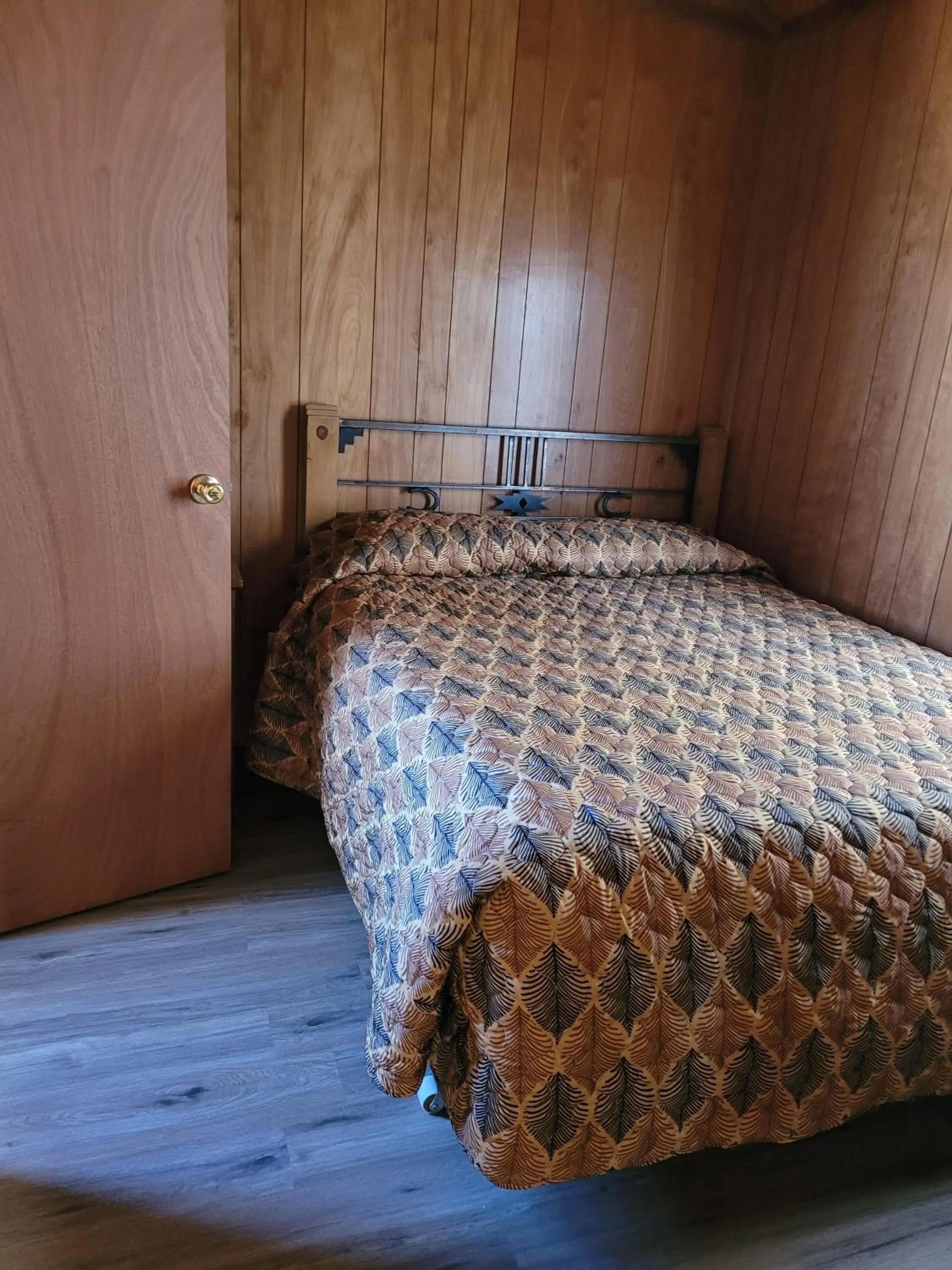 Bed in Chama River Bend Lodge
