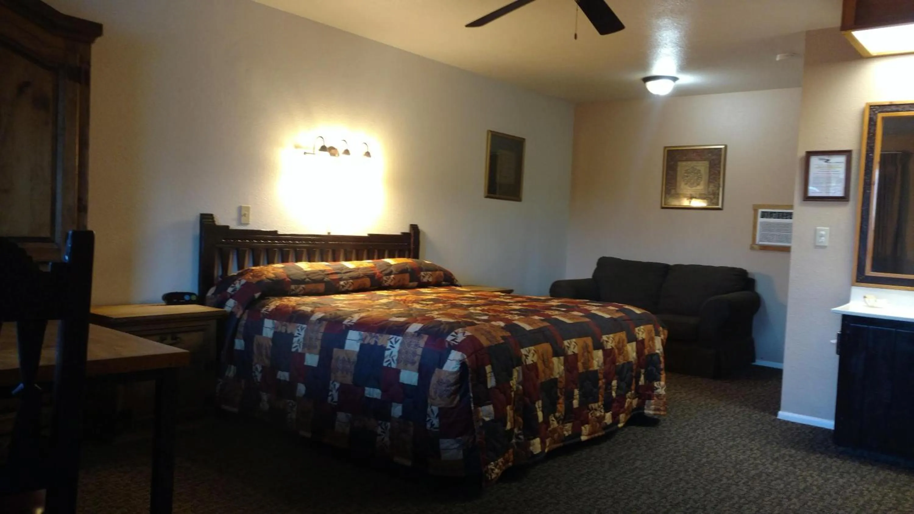 Bed in Chama River Bend Lodge