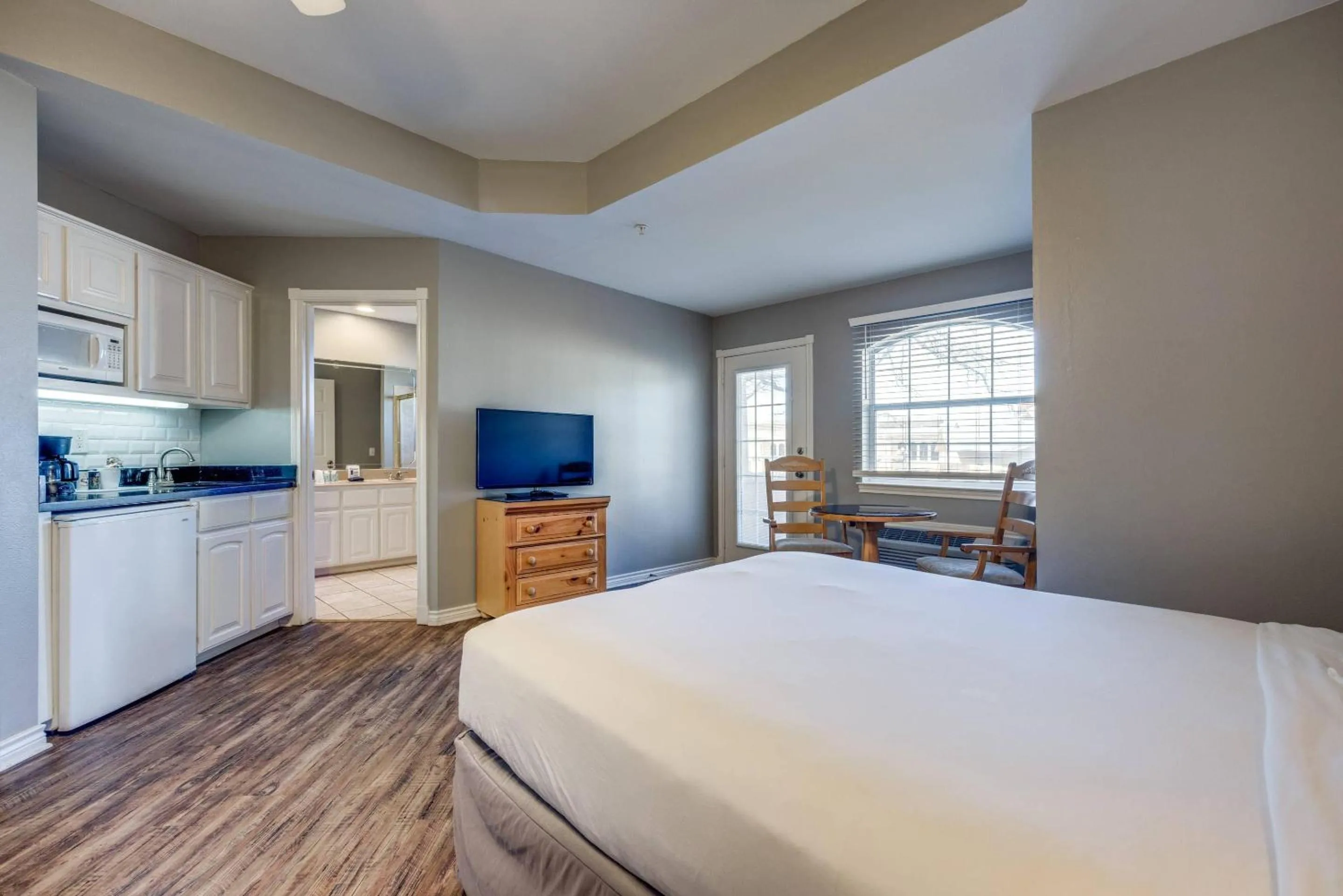 Bedroom, Bed in Tanglewood Resort on Lake Texoma, an Ascend Collection Resort
