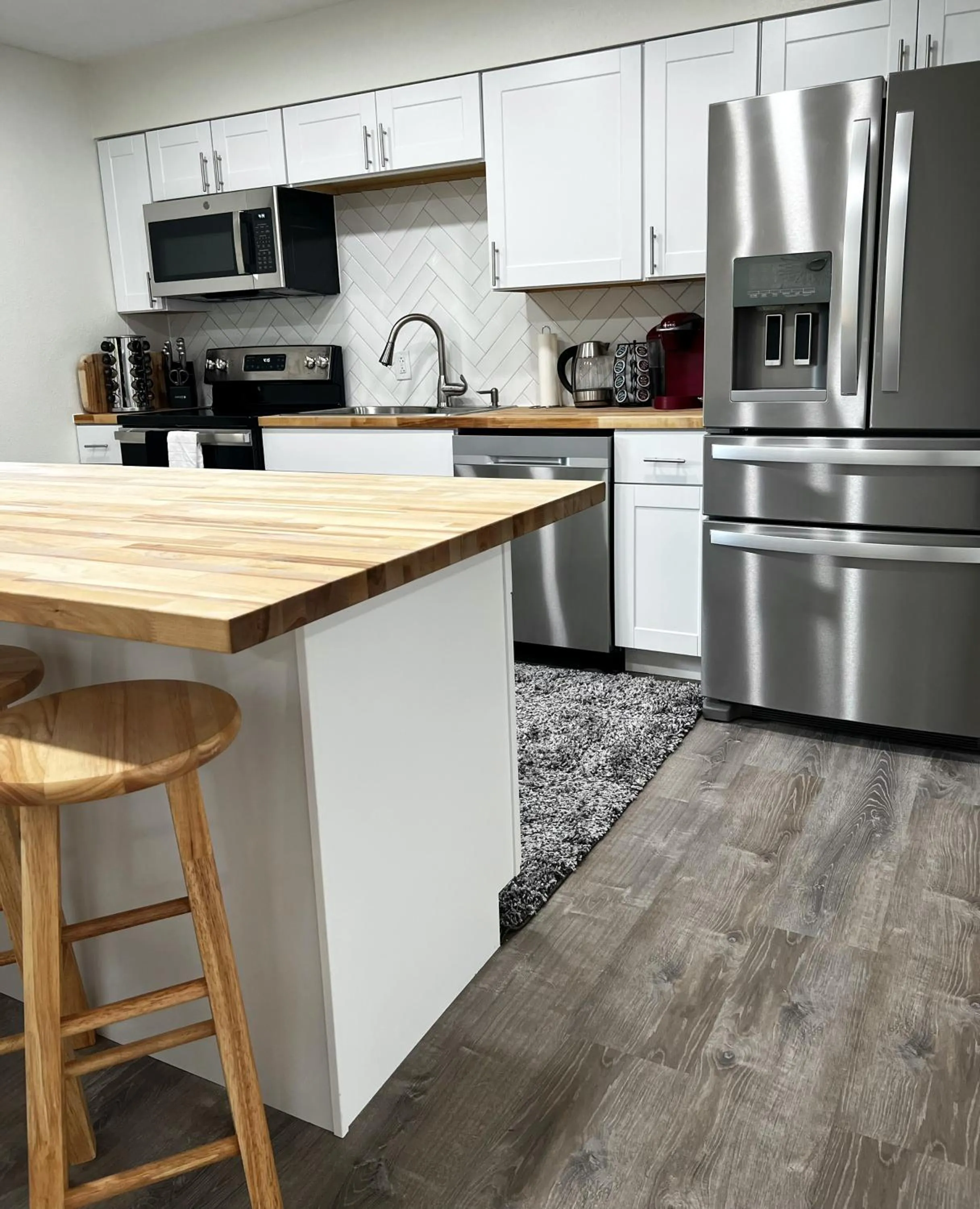 Kitchen or kitchenette in Anchorage midtown apartment- Wyoming 1