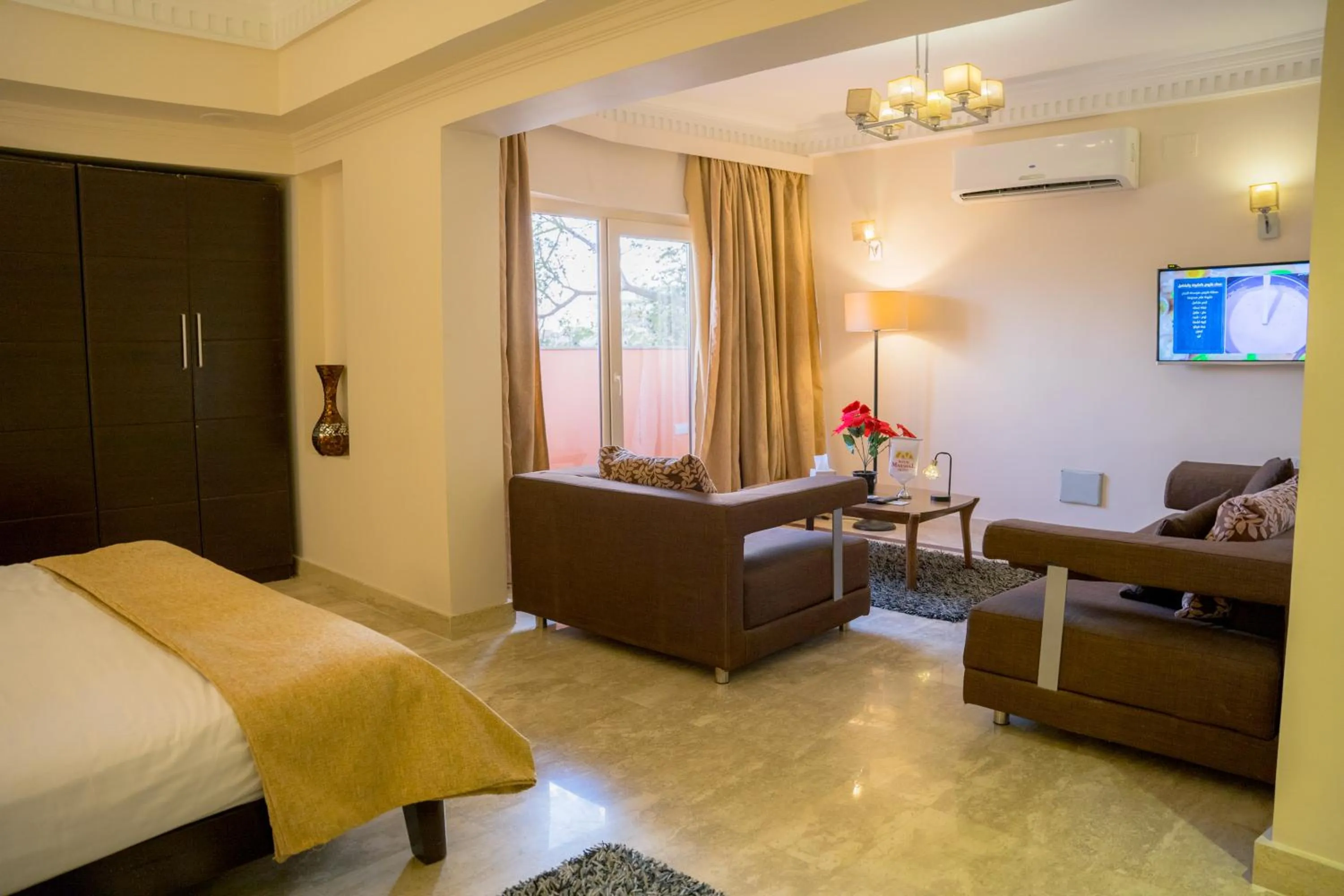 Seating area, Bed in Hotel Royal Marshal