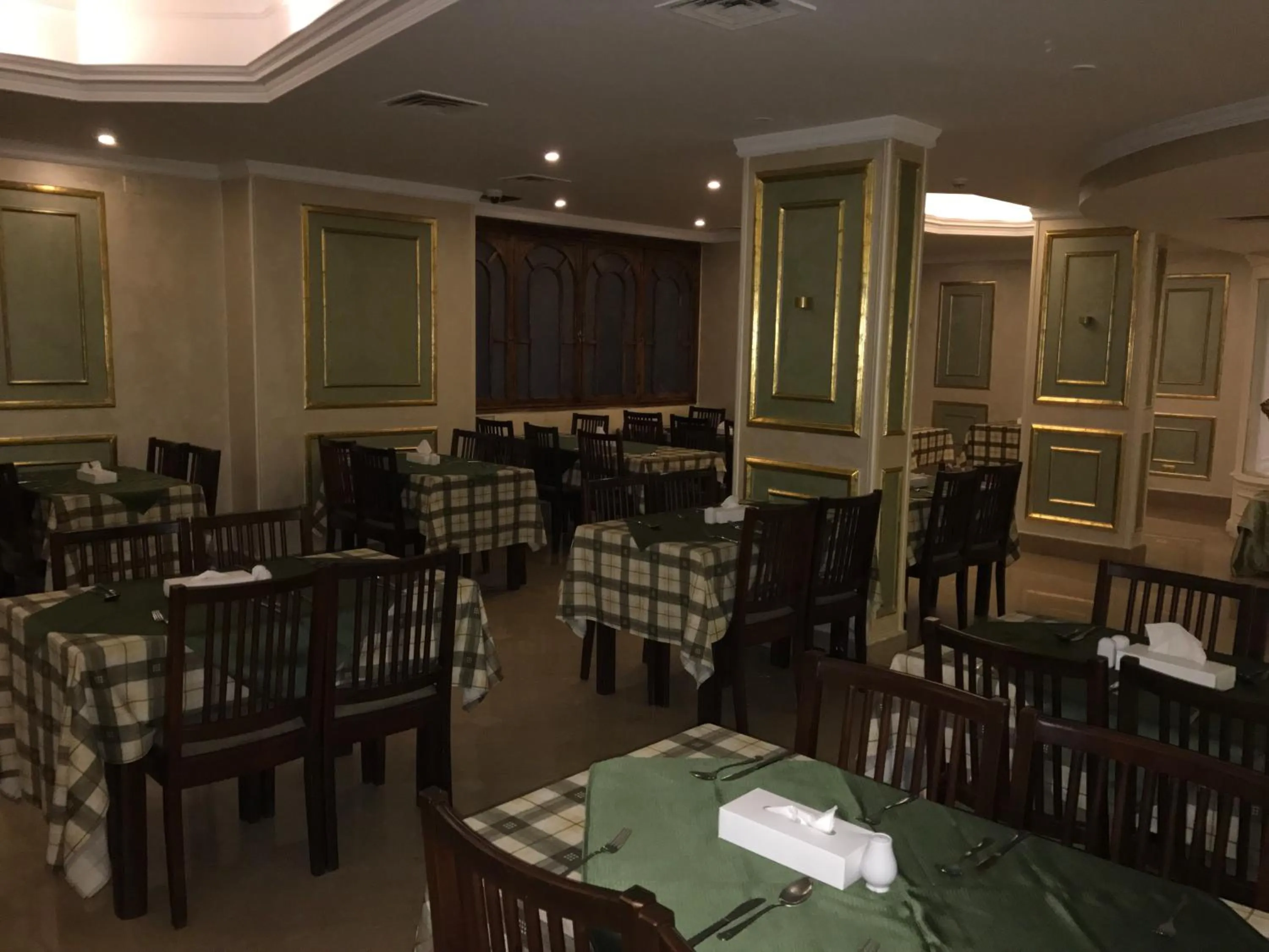 Restaurant/places to eat in Hotel Royal Marshal